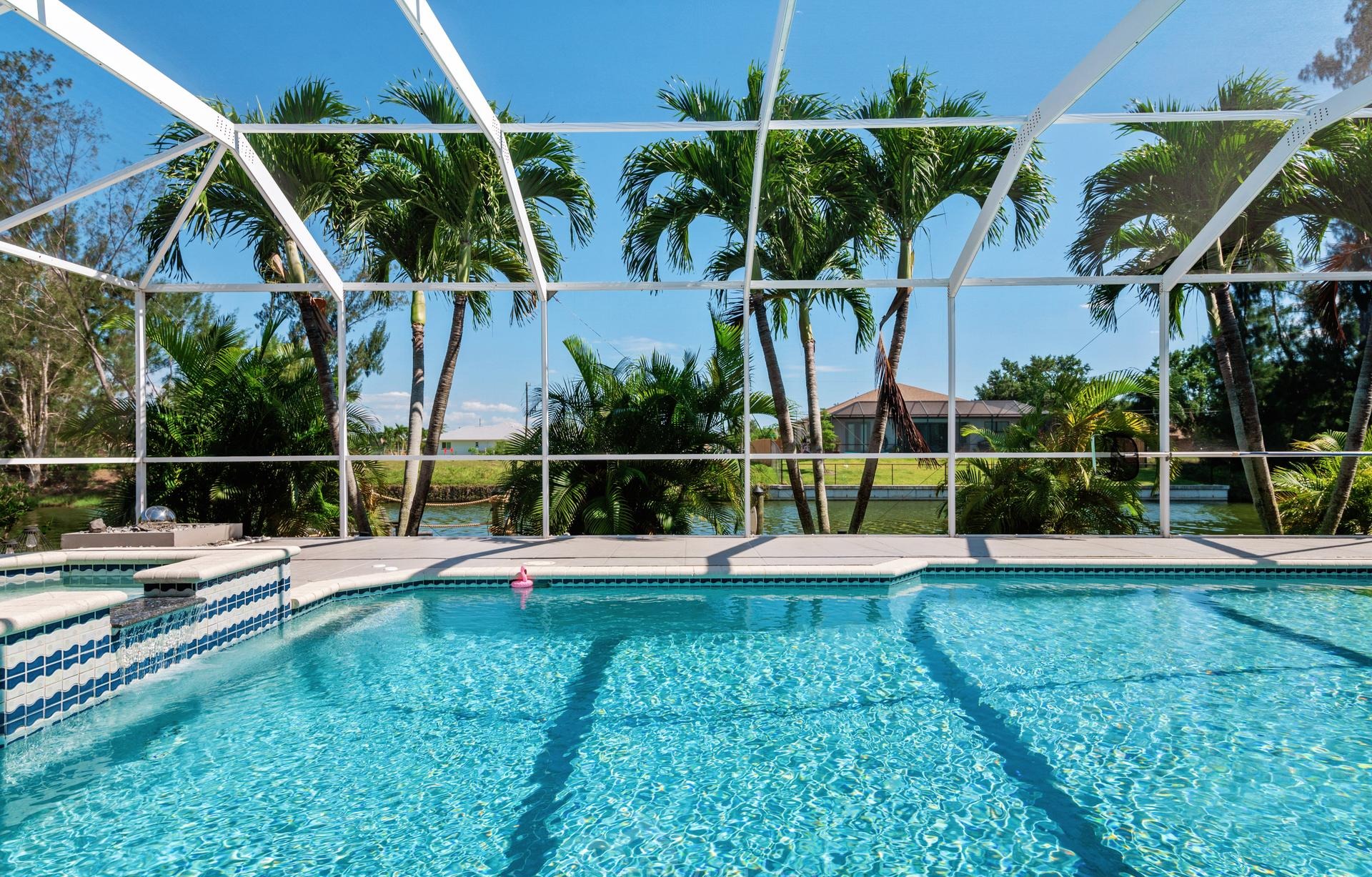 Beheizter Pool mit Whirlpool und Blick auf den Kanal.
