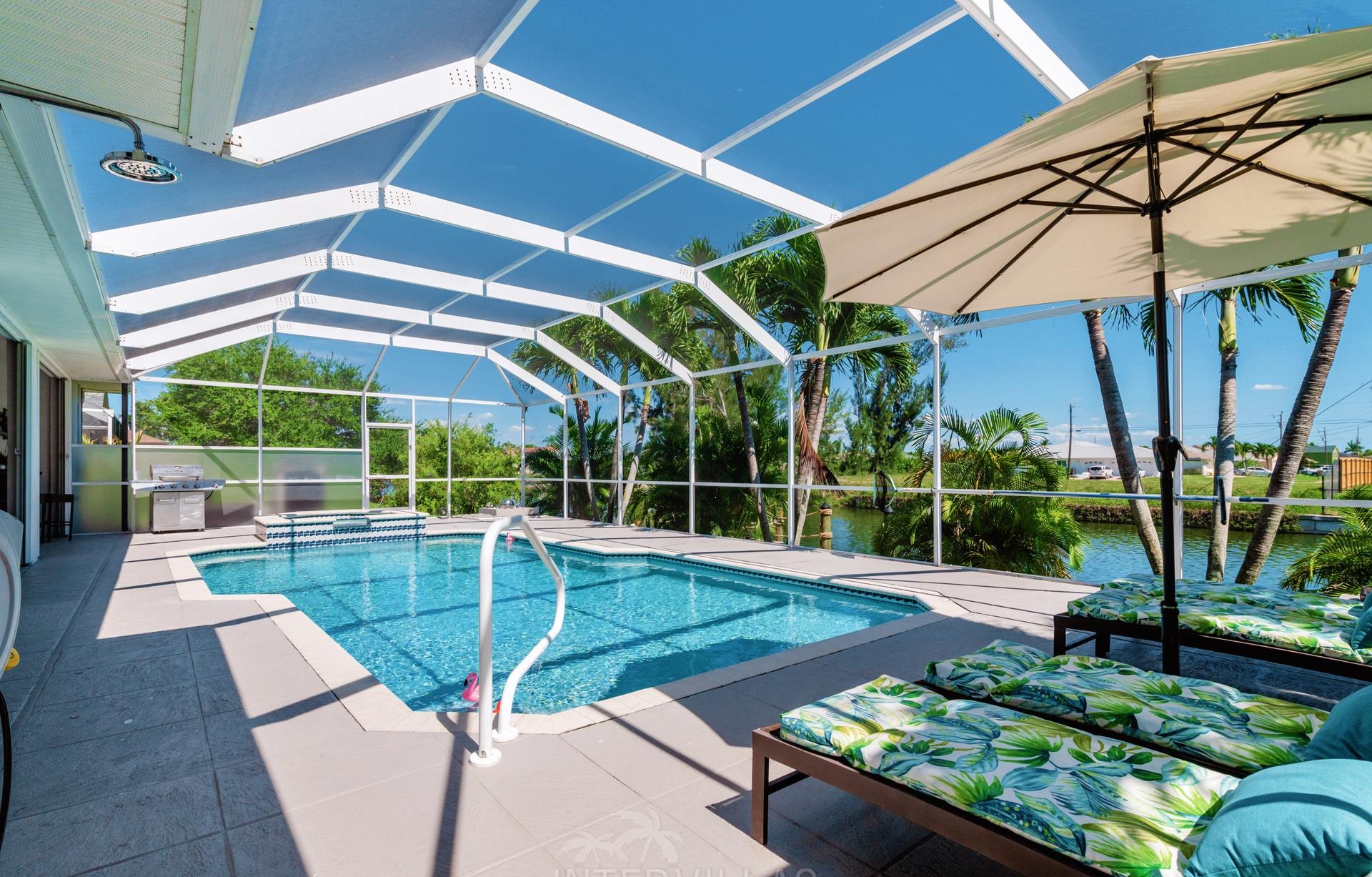 Beheizter Pool mit Whirlpool und Blick auf den Kanal.