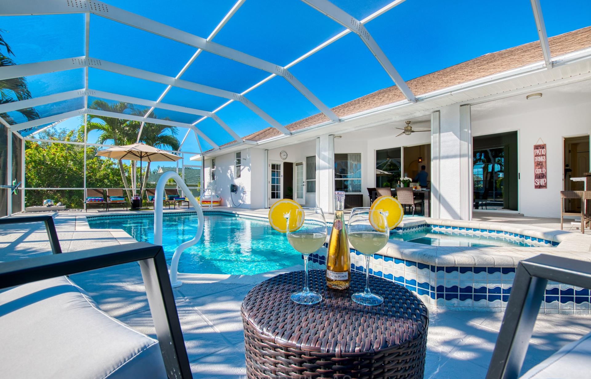 Beheizter Pool mit Whirlpool und Blick auf den Kanal.