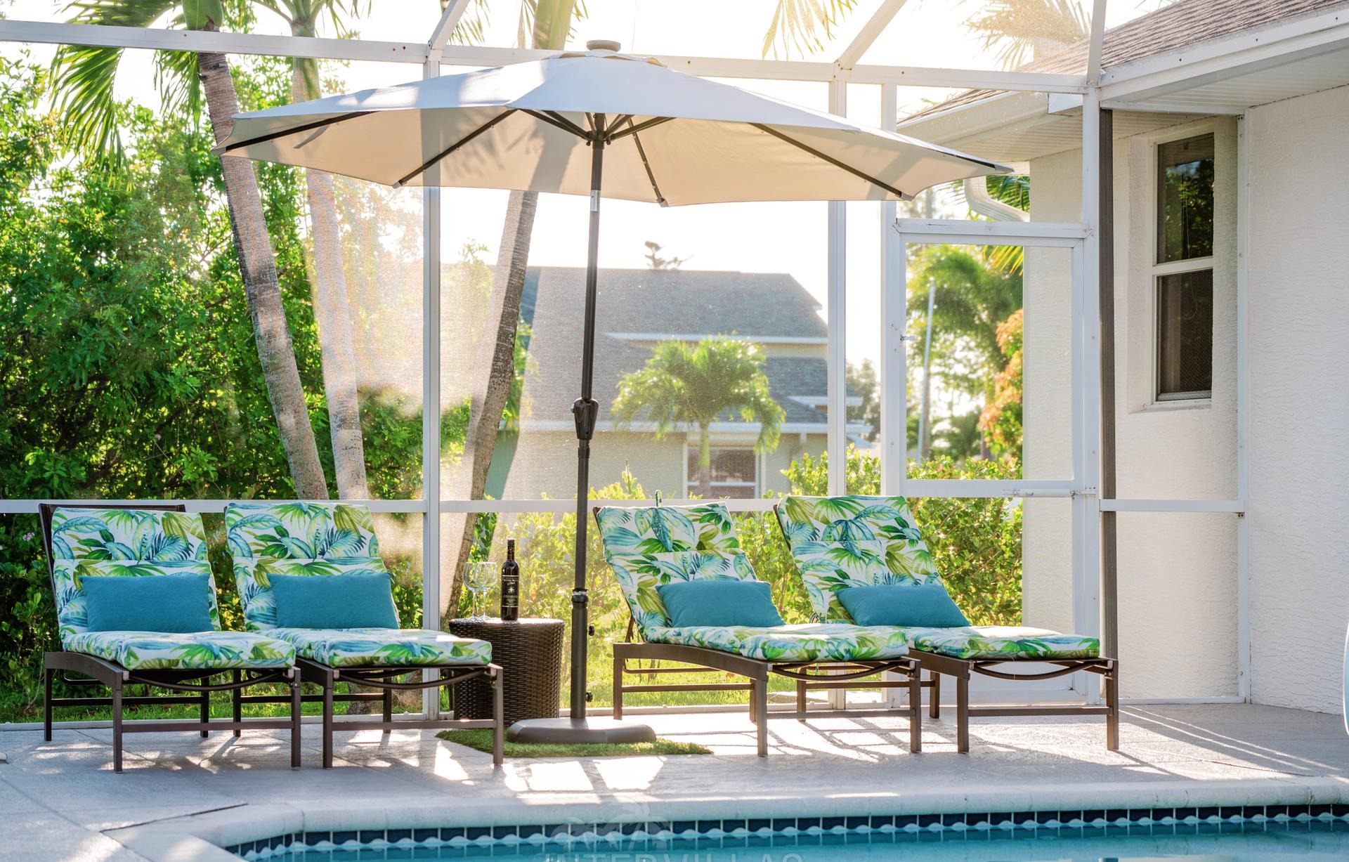 Beheizter Pool mit Whirlpool und Blick auf den Kanal.