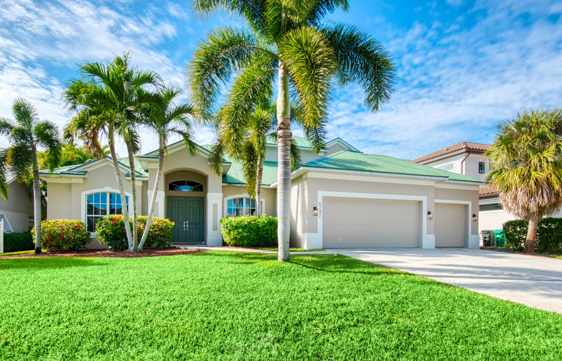 Moderne Villa am Fluss mit Salzwasserpool und Blick auf Mangroven.