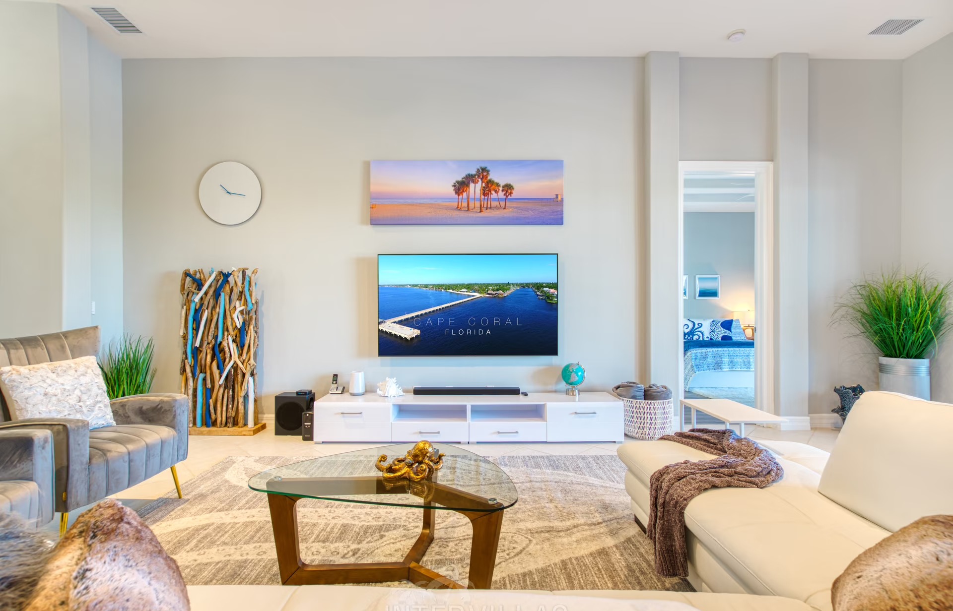 Salzwasserpool mit Liegen und Blick auf den Fluss