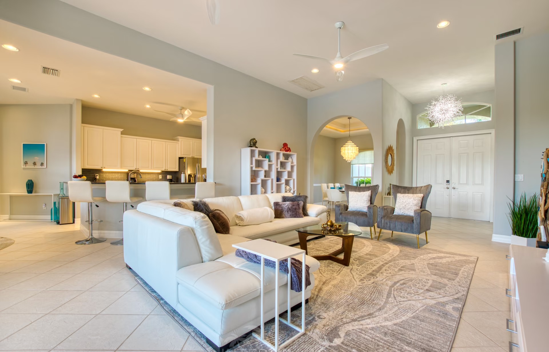 Moderne Villa am Fluss mit Salzwasserpool und Blick auf Mangroven.