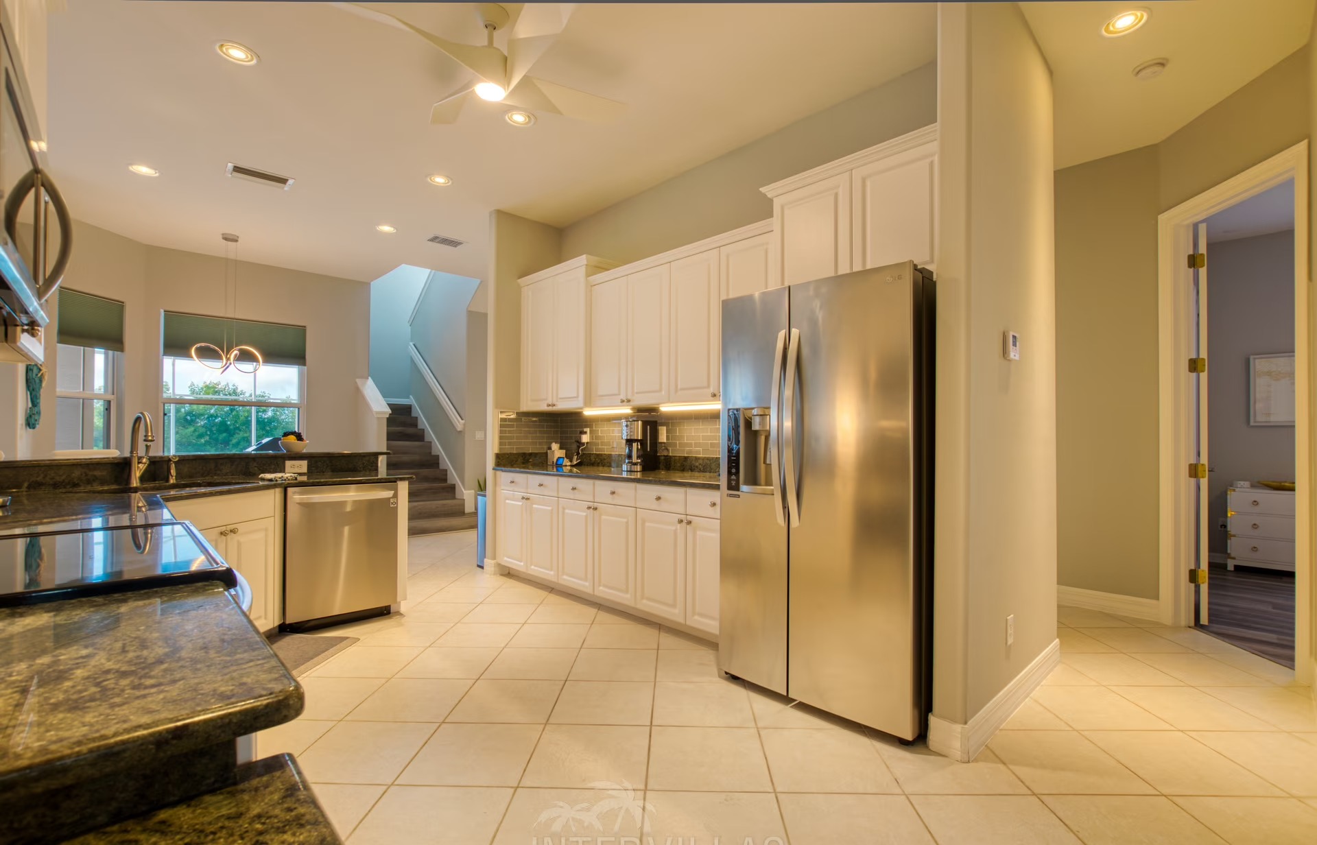 Moderne Villa am Fluss mit Salzwasserpool und Blick auf Mangroven.