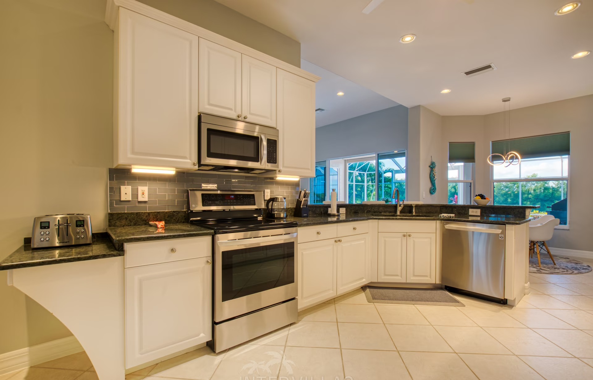 Moderne Villa am Fluss mit Salzwasserpool und Blick auf die Mangroven.