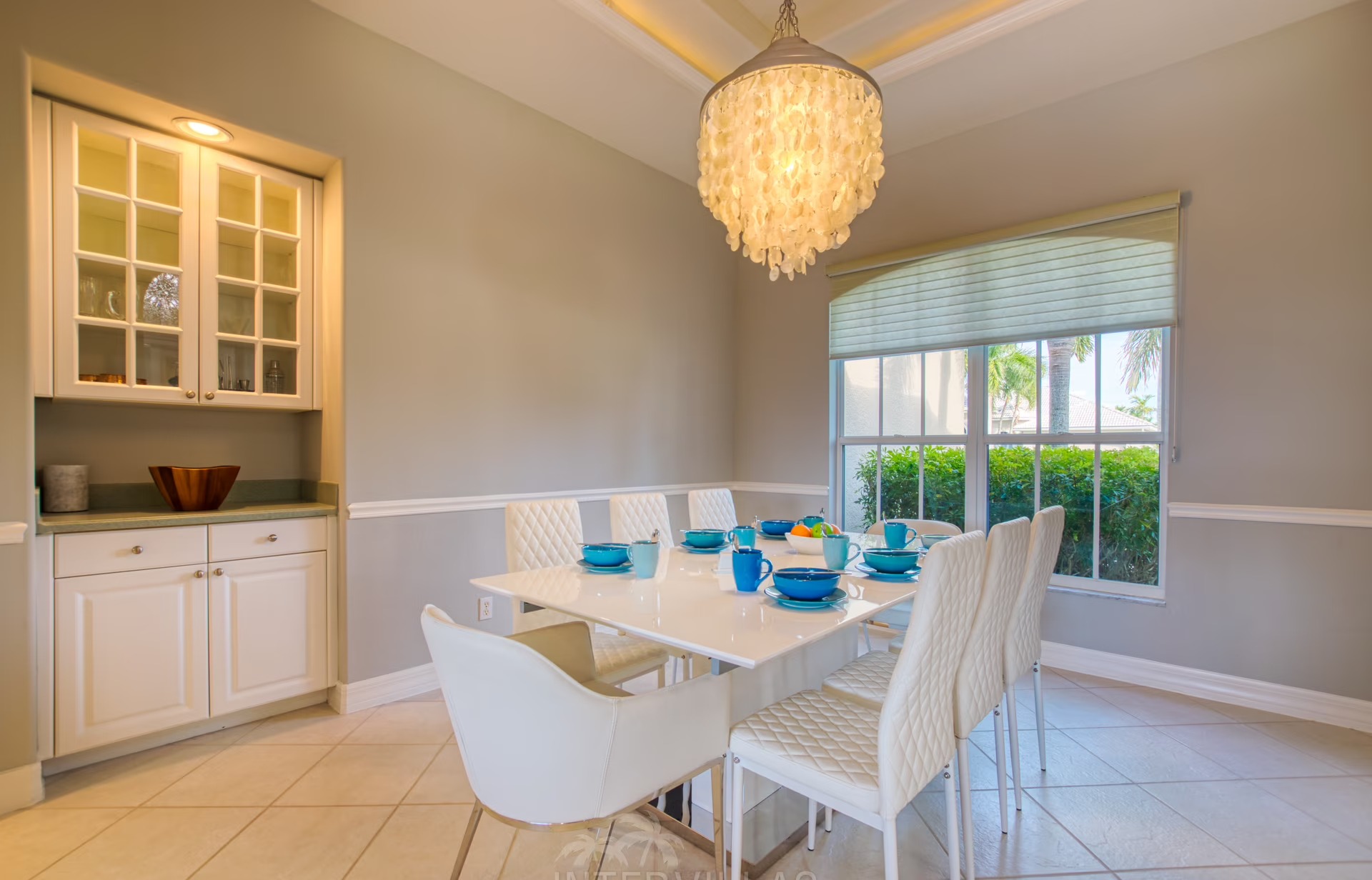 Moderne Villa am Fluss mit Salzwasserpool und Blick auf Mangroven.