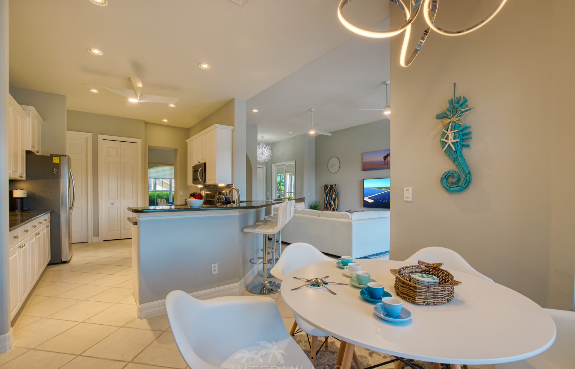 Moderne Villa am Fluss mit Salzwasserpool und Blick auf Mangroven.