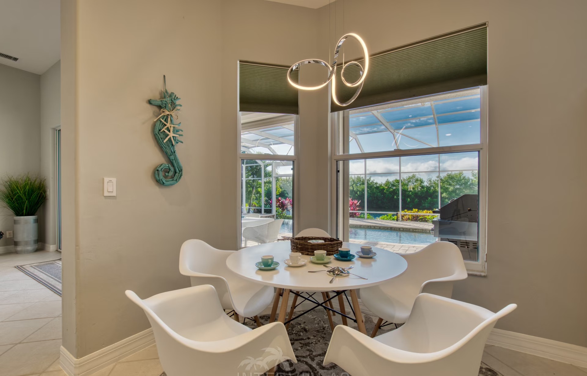 Moderne Villa am Fluss mit Salzwasserpool und Blick auf Mangroven.