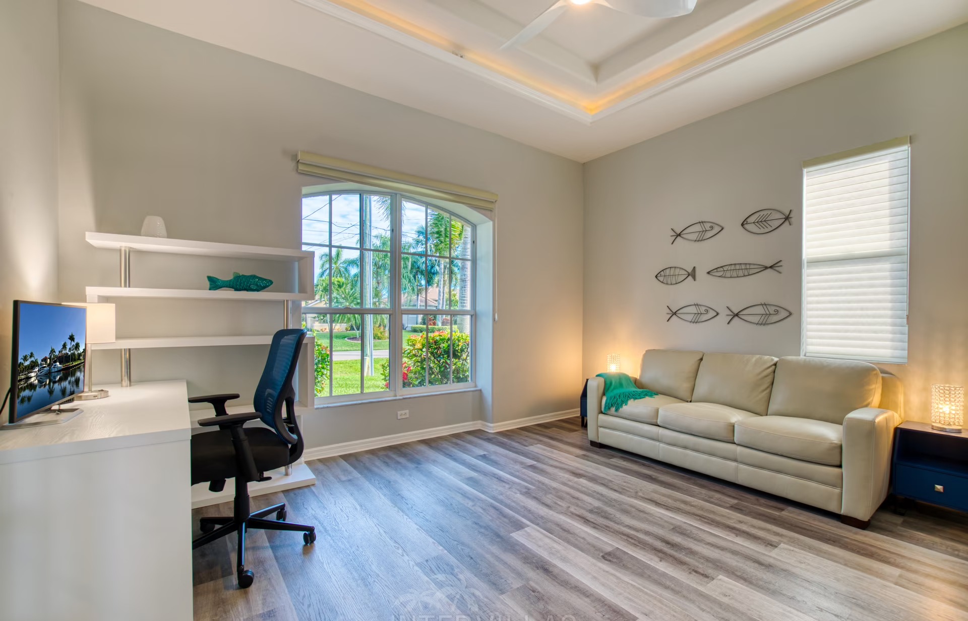 Moderne Villa am Fluss mit Salzwasserpool und Blick auf Mangroven.