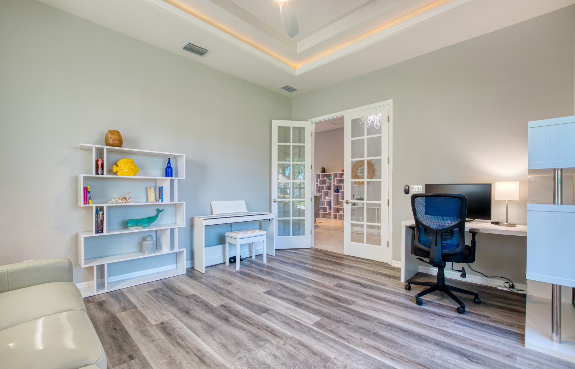 Moderne Villa am Fluss mit Salzwasserpool und Blick auf Mangroven