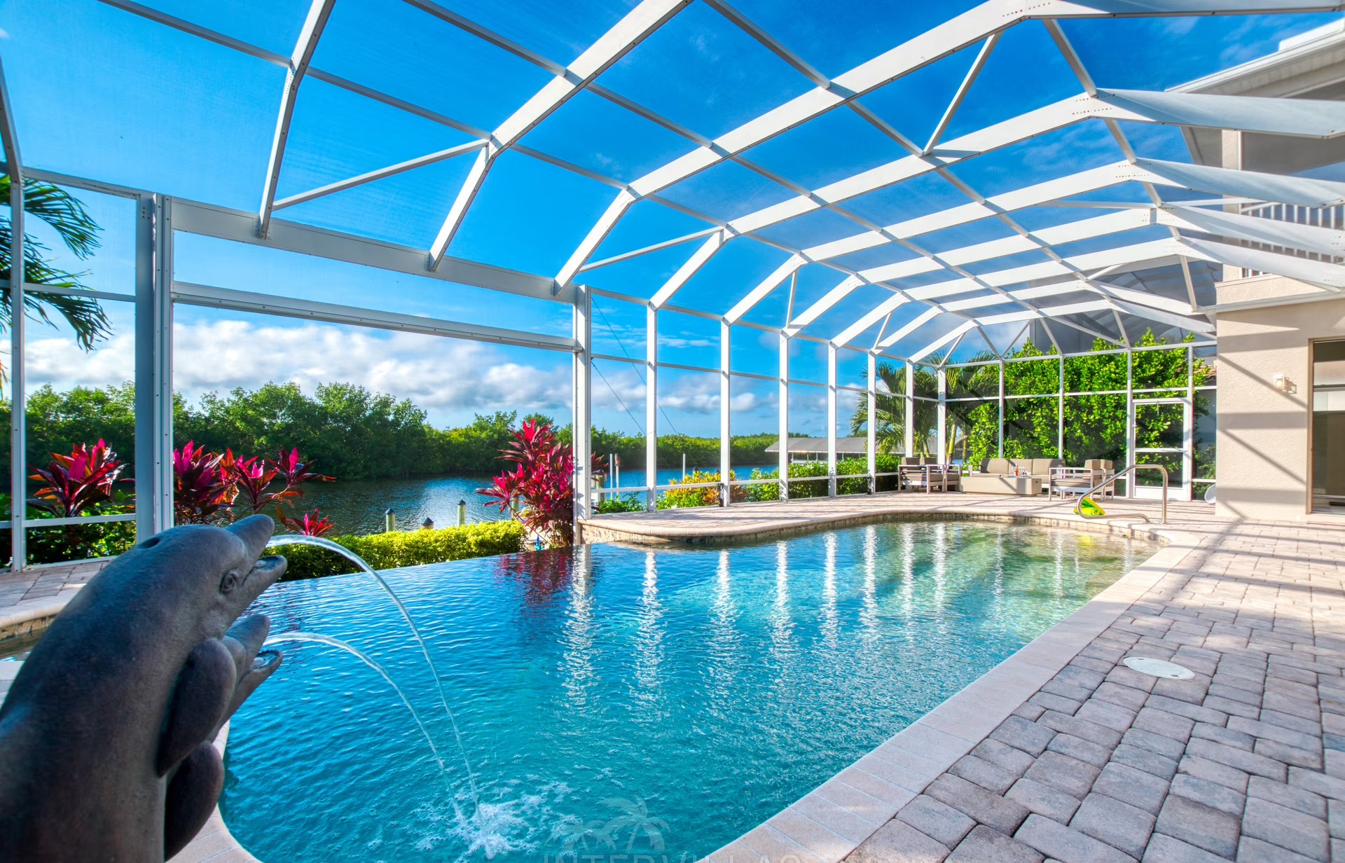 Moderne Villa am Fluss mit Salzwasserpool und Blick auf die Mangroven.