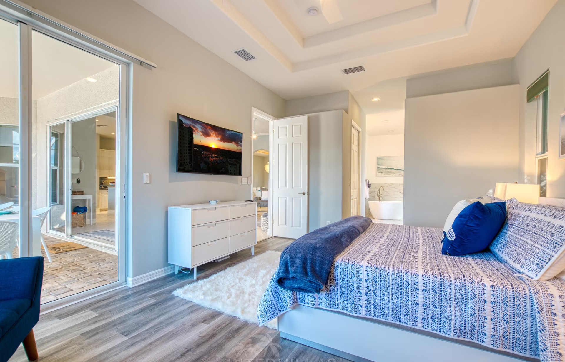 Moderne Villa am Fluss mit Salzwasserpool und Blick auf die Mangroven.