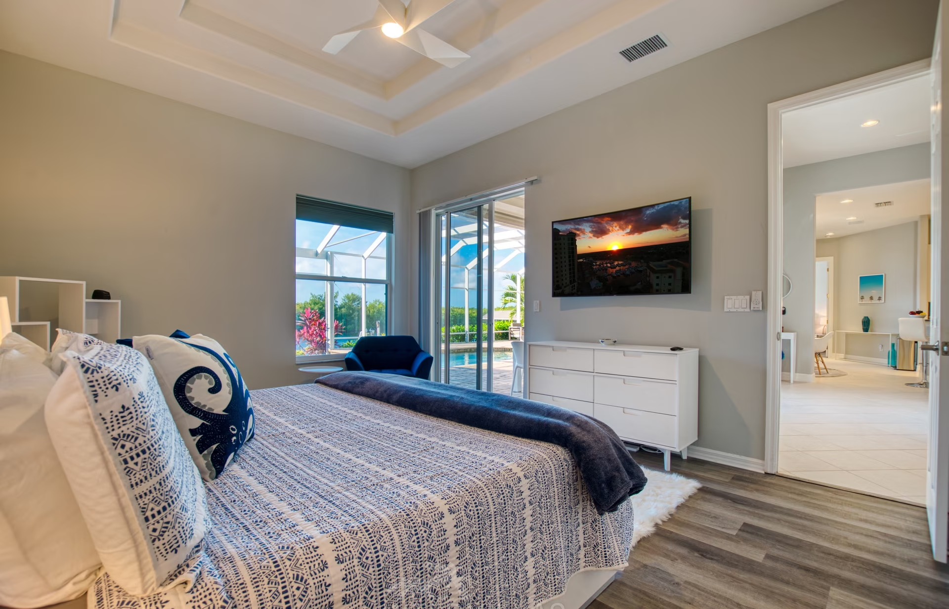 Riverfront-Terrasse mit Blick auf Mangroven und Wasserweg.