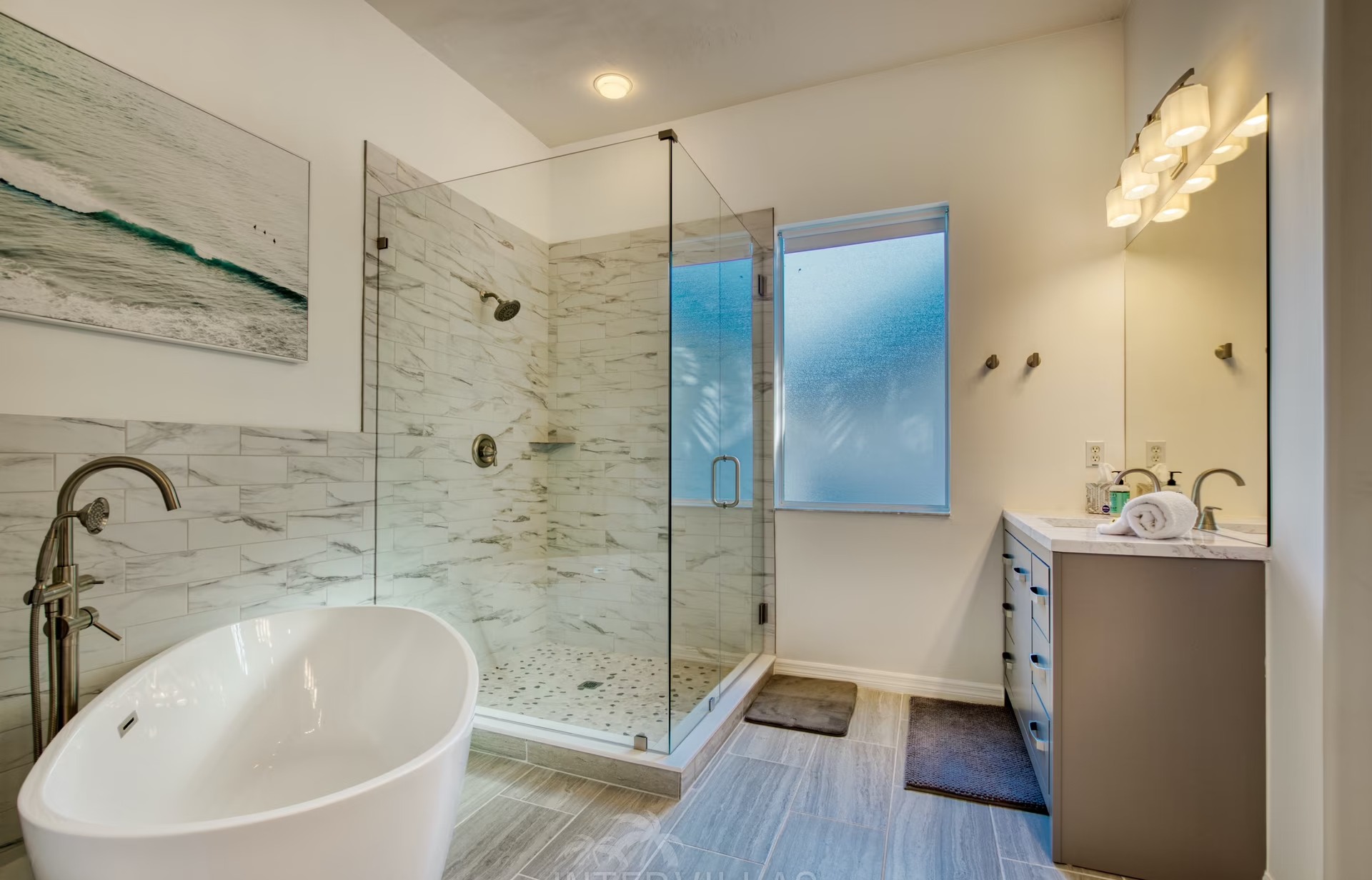 Blick auf den Salzwasserpool mit Terrasse und Wasserlage am Fluss.