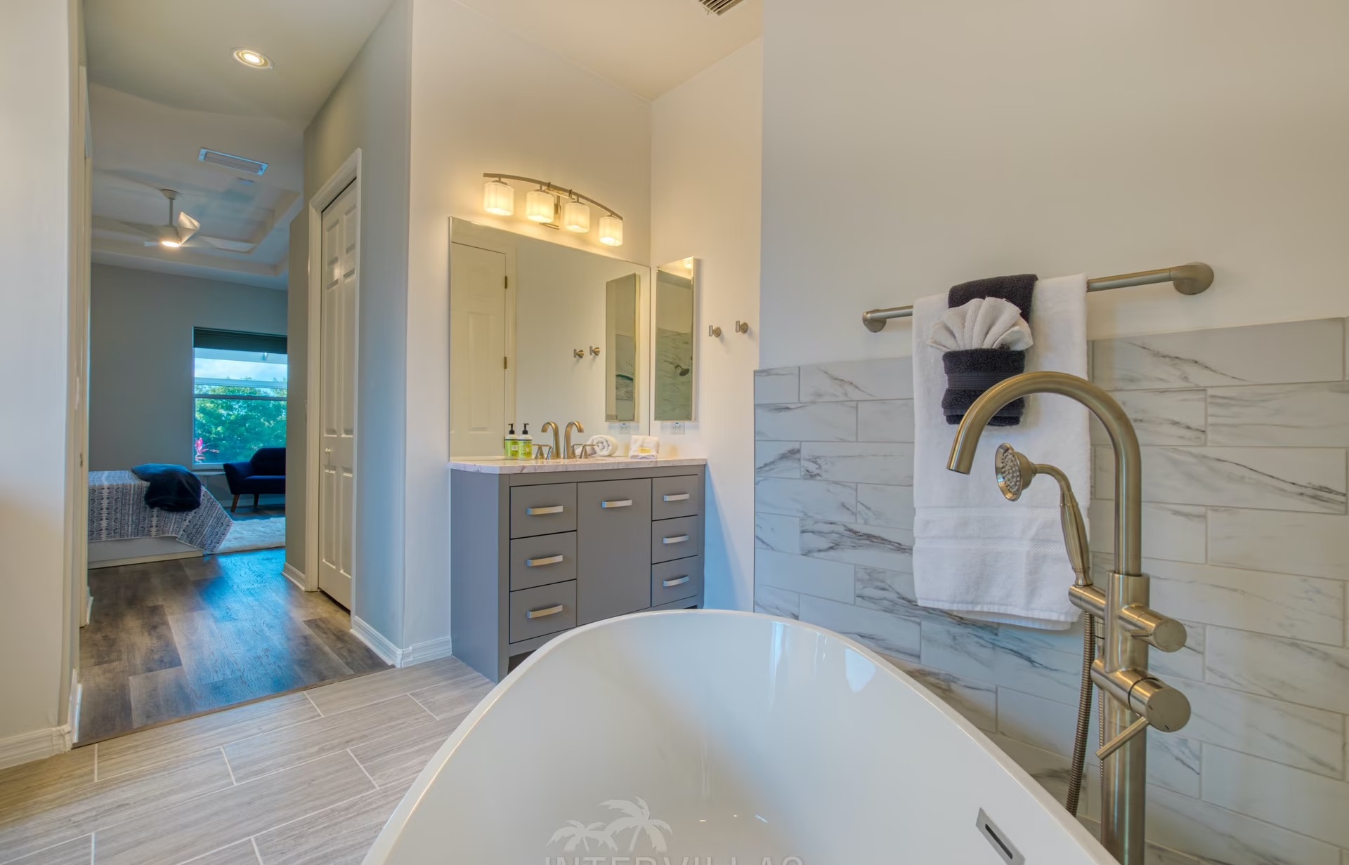 Moderne Villa am Fluss mit Salzwasserpool und Blick auf Mangroven.