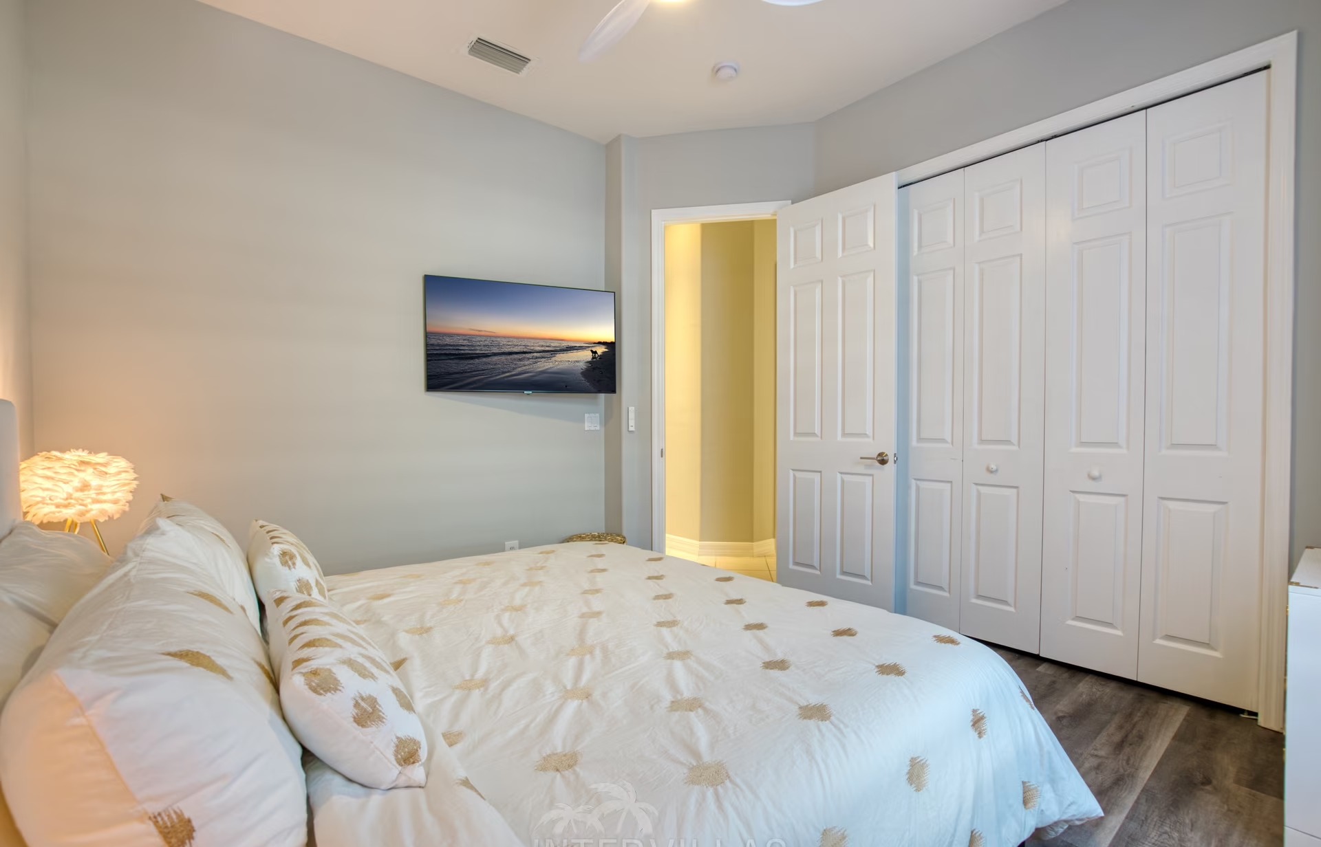 Salzwasserpool mit Terrasse und Blick aufs Wasser.