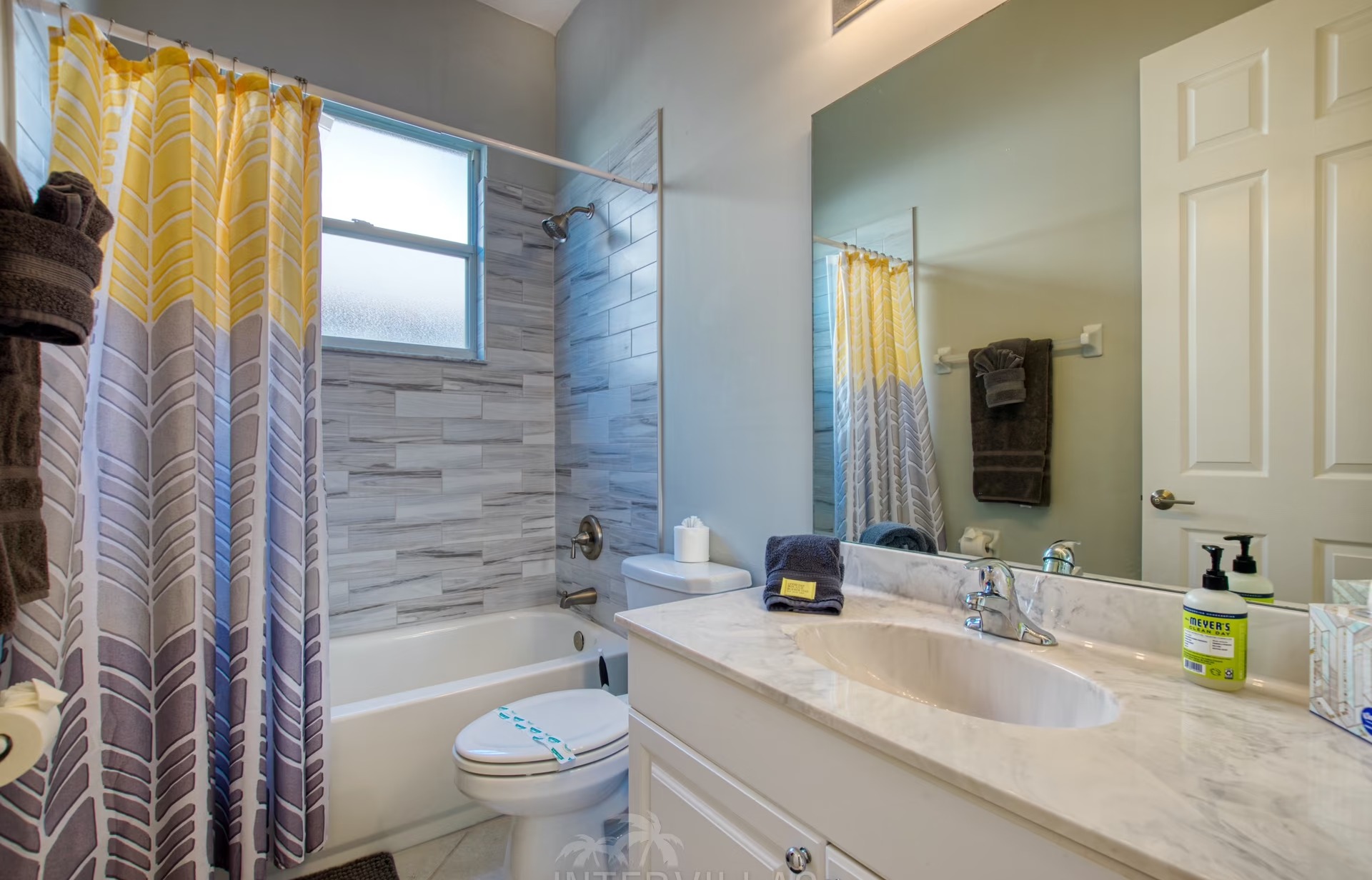 Moderne Villa am Fluss mit Salzwasserpool und Blick auf Mangroven.