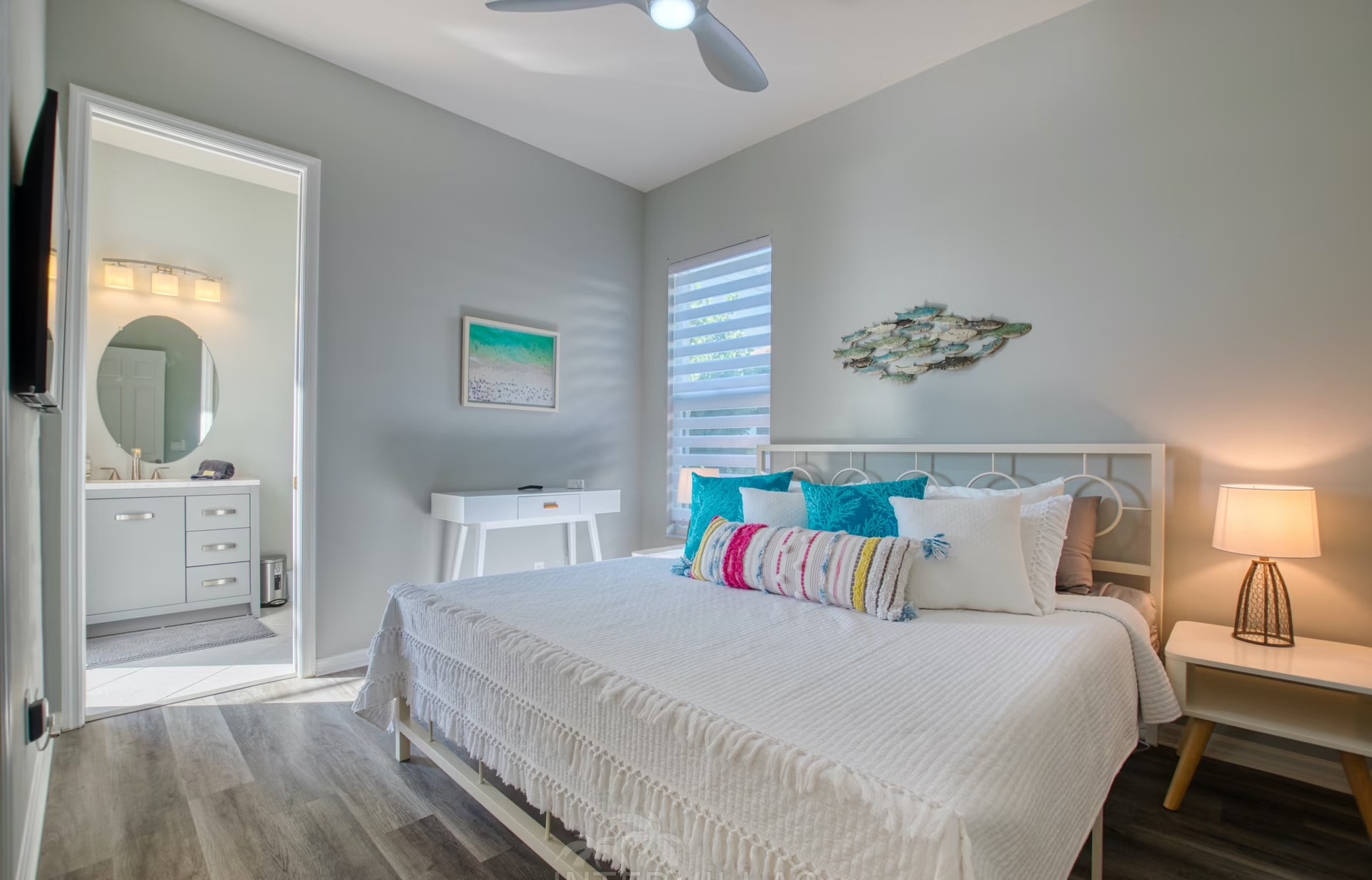 Moderne Villa am Fluss mit Salzwasserpool und Blick auf Mangroven.