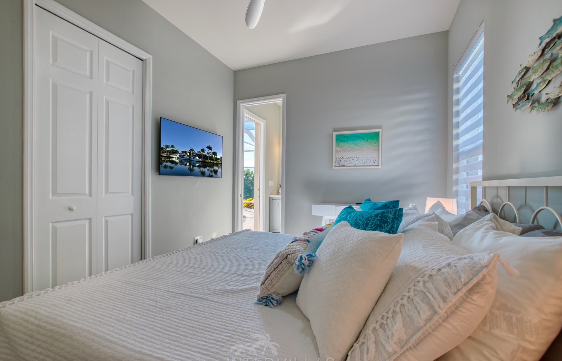 Salzwasserpool mit Terrasse und Blick aufs Wasser