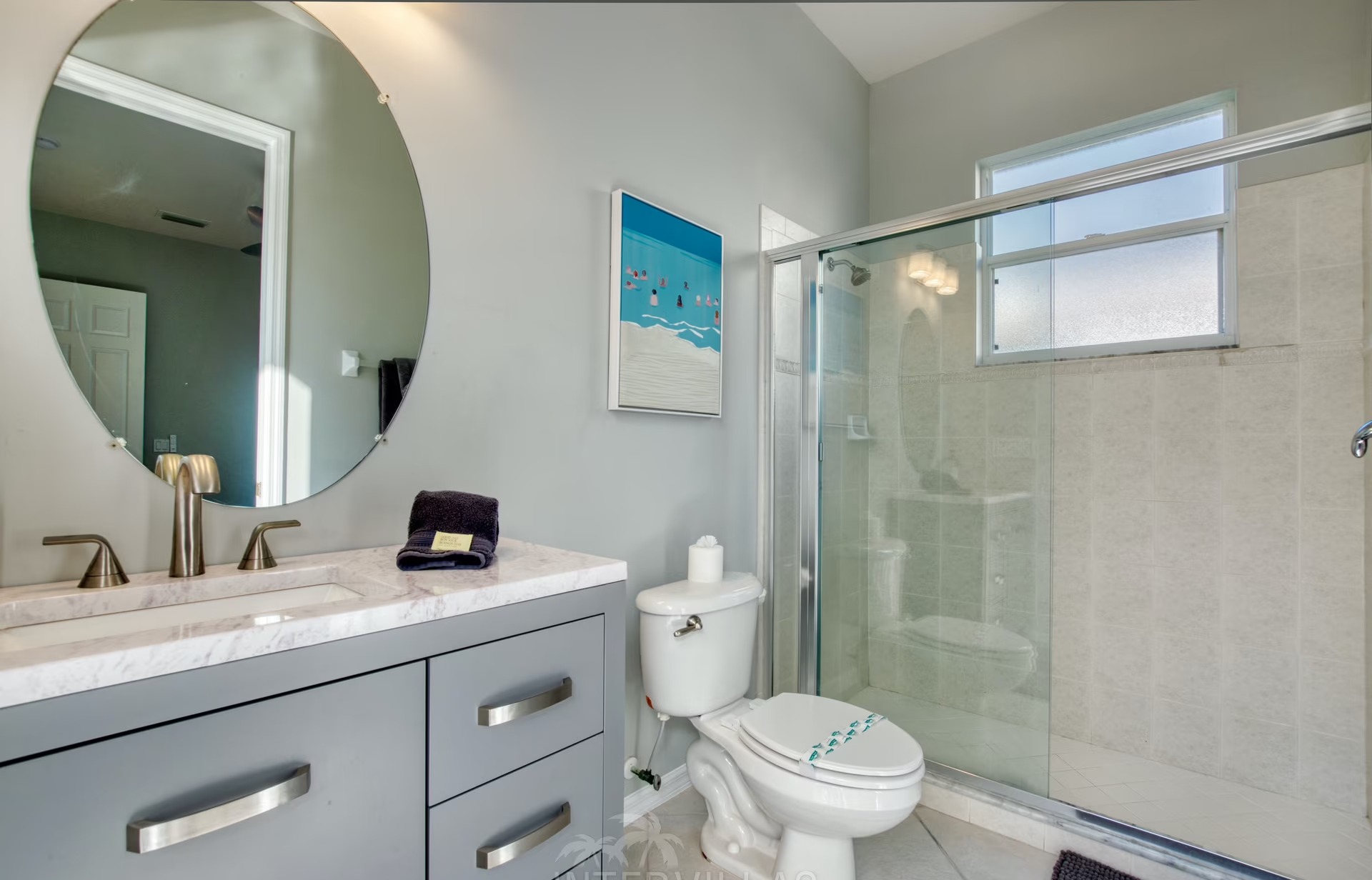 Moderne Villa am Fluss mit Salzwasserpool und Blick auf Mangroven.