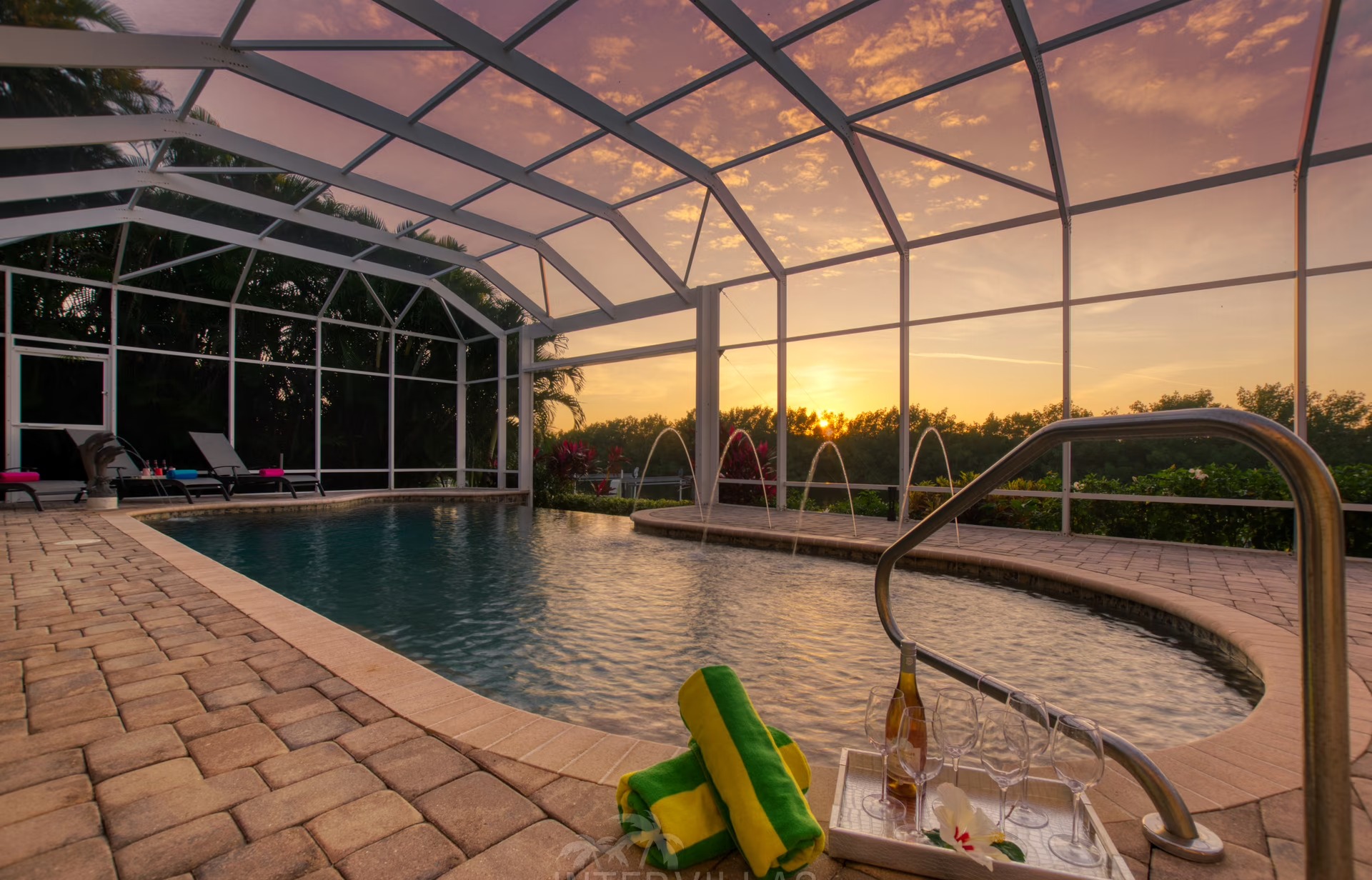 Moderne Villa am Fluss mit Salzwasserpool und Blick auf Mangroven.