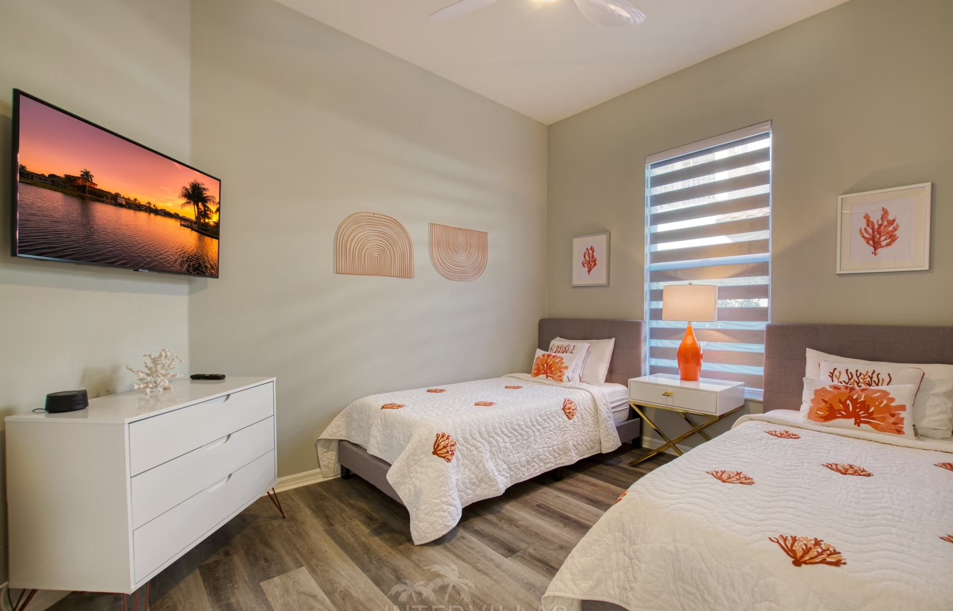 Moderne Villa am Fluss mit Salzwasserpool und Blick auf Mangroven.