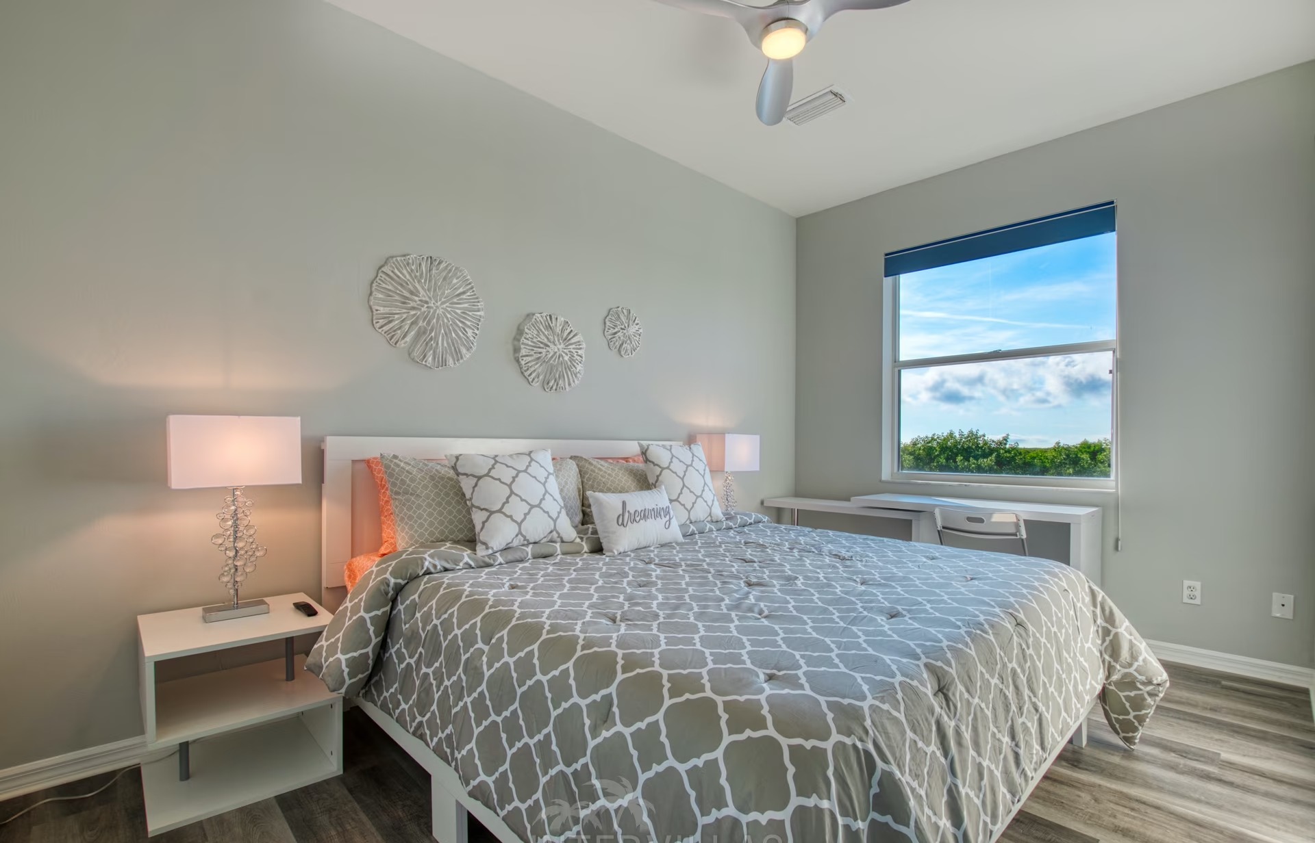 Moderne Villa am Fluss mit Salzwasserpool und Blick auf Mangroven.