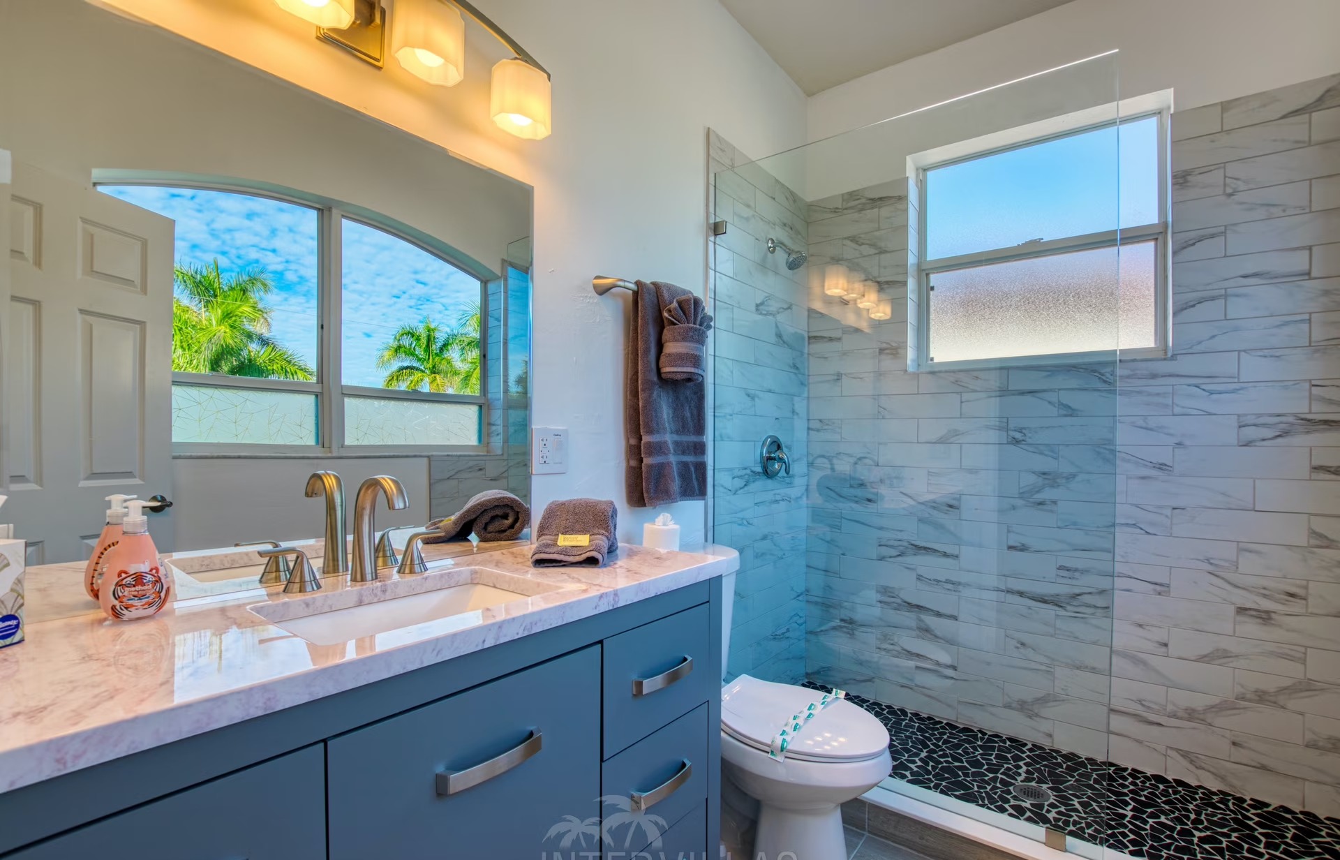 Moderne Villa am Fluss mit Salzwasserpool und Blick auf Mangroven.