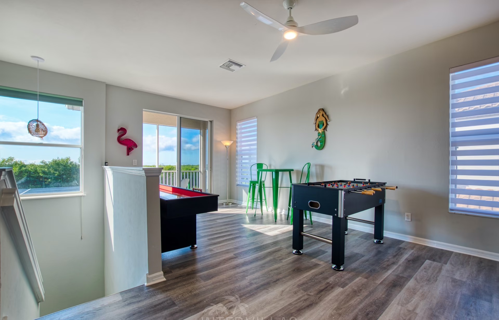 Moderne Villa am Fluss mit Salzwasserpool und Blick auf die Mangroven.
