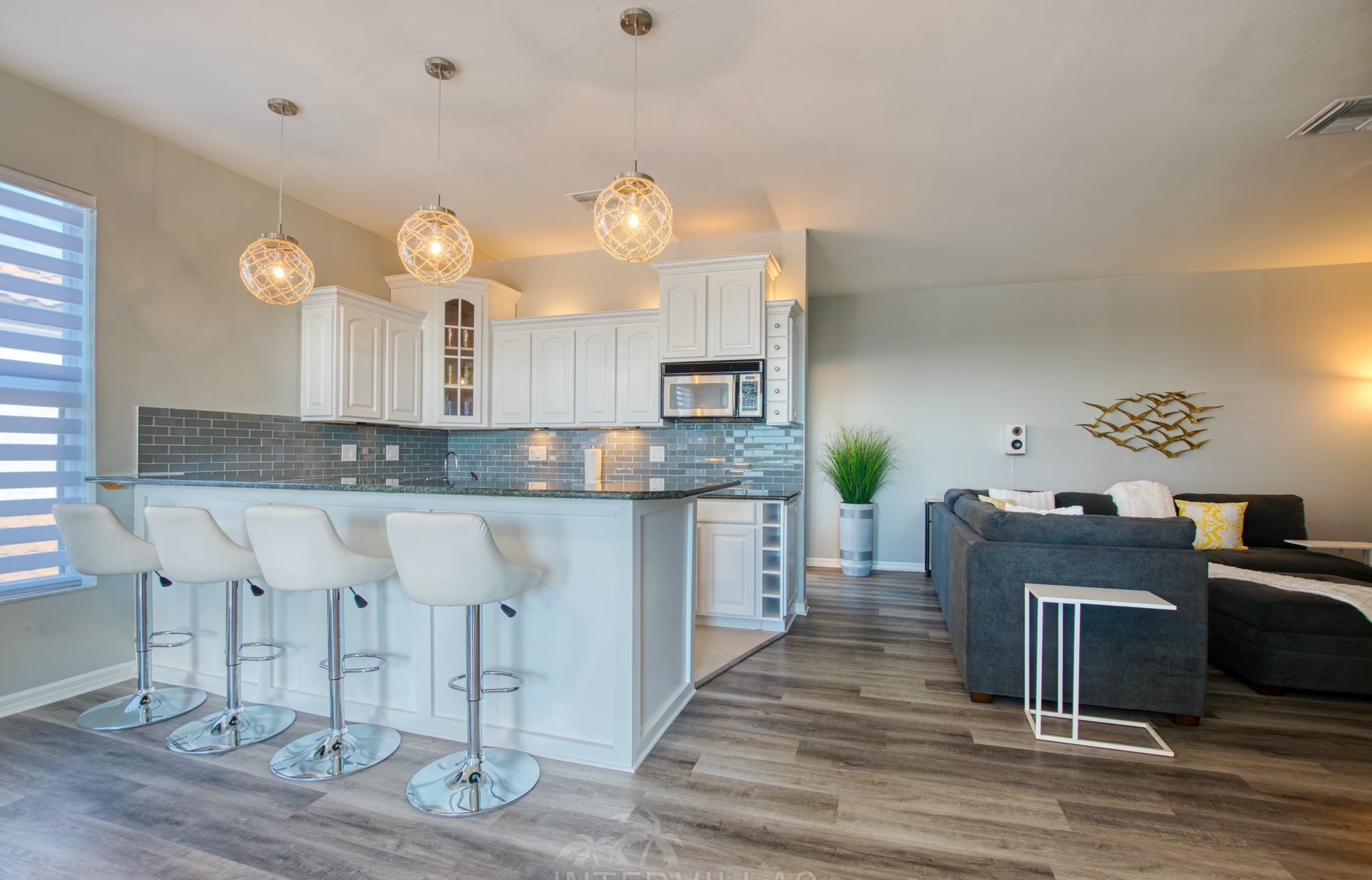 Moderne Villa am Fluss mit Salzwasserpool und Blick auf Mangroven.