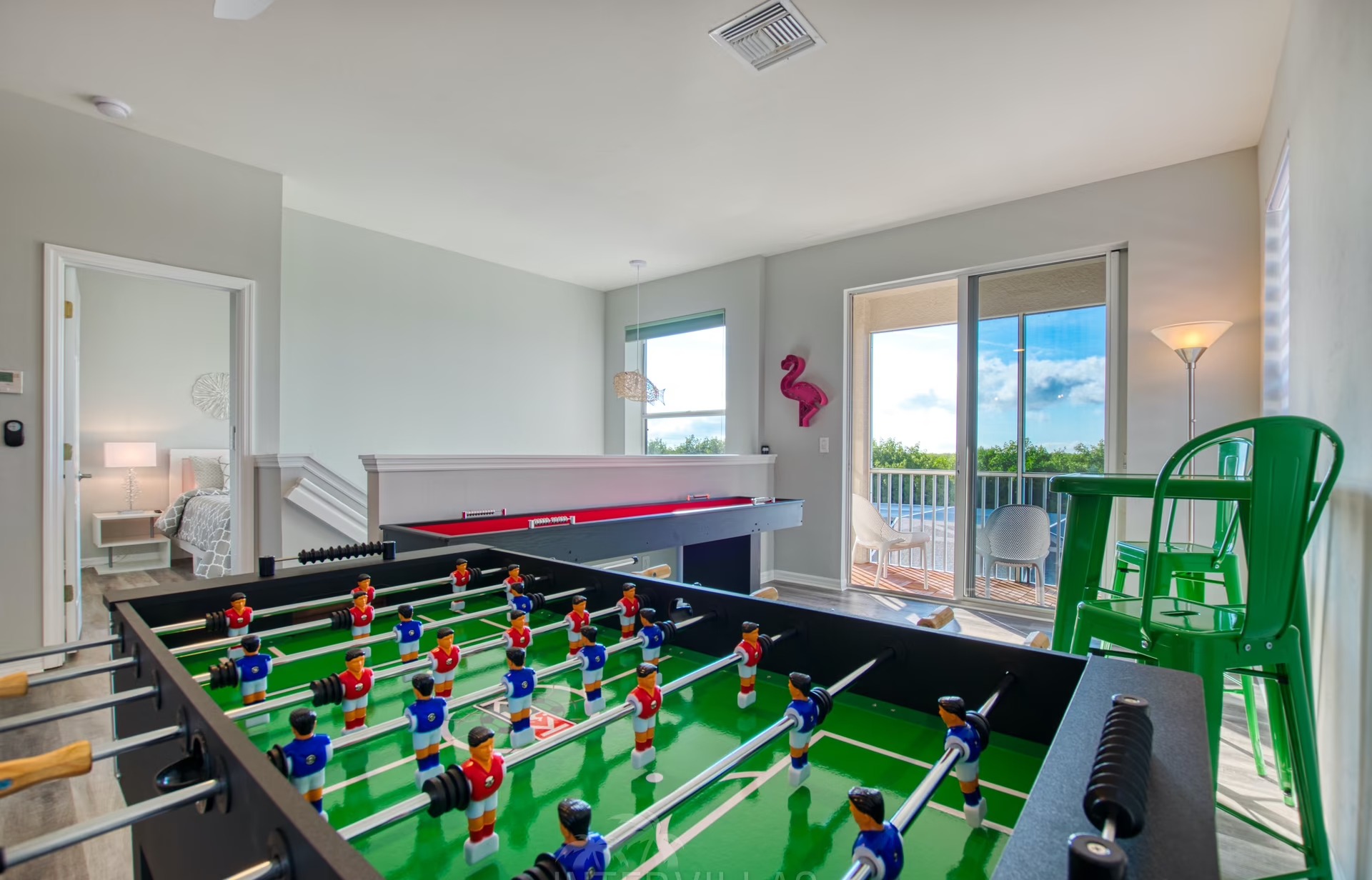 Moderne Villa am Fluss mit Salzwasserpool und Blick auf Mangroven.