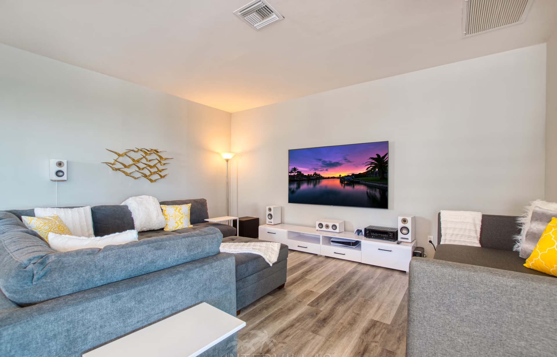 Moderne Villa am Fluss mit Salzwasserpool und Blick auf Mangroven.