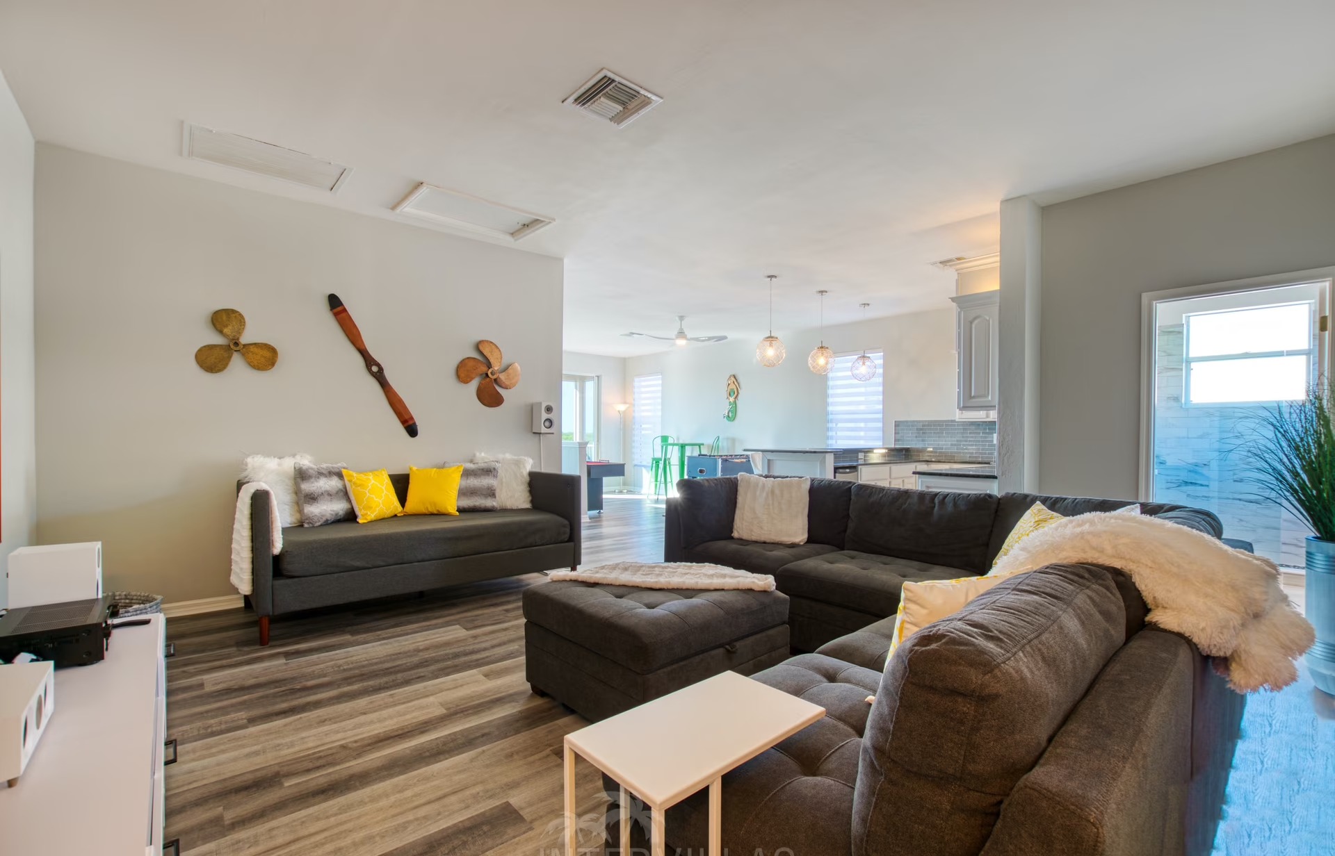 Moderne Villa am Fluss mit Salzwasserpool und Blick auf Mangroven.