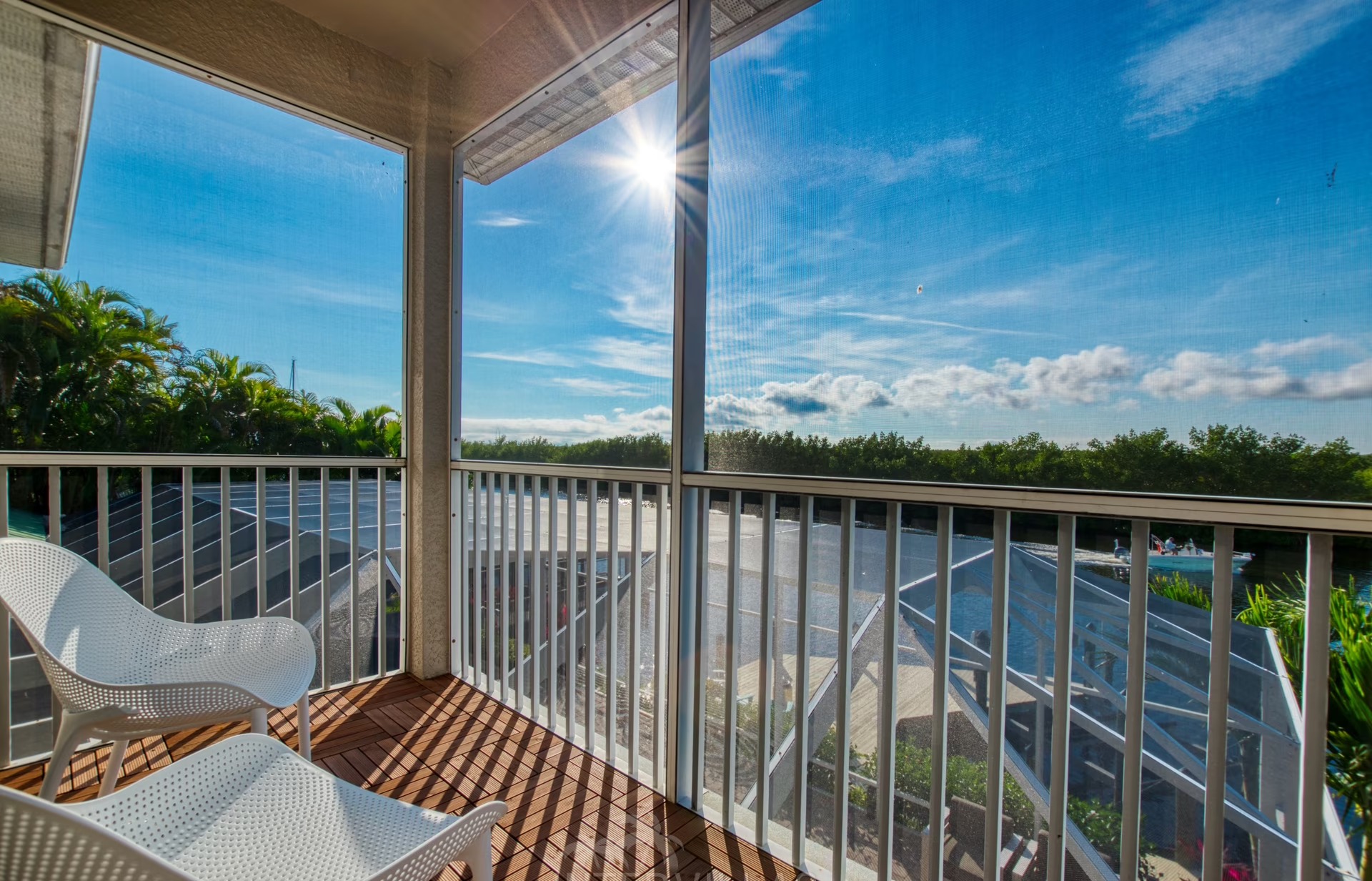 Moderne Villa am Fluss mit Salzwasserpool und Blick auf Mangroven.