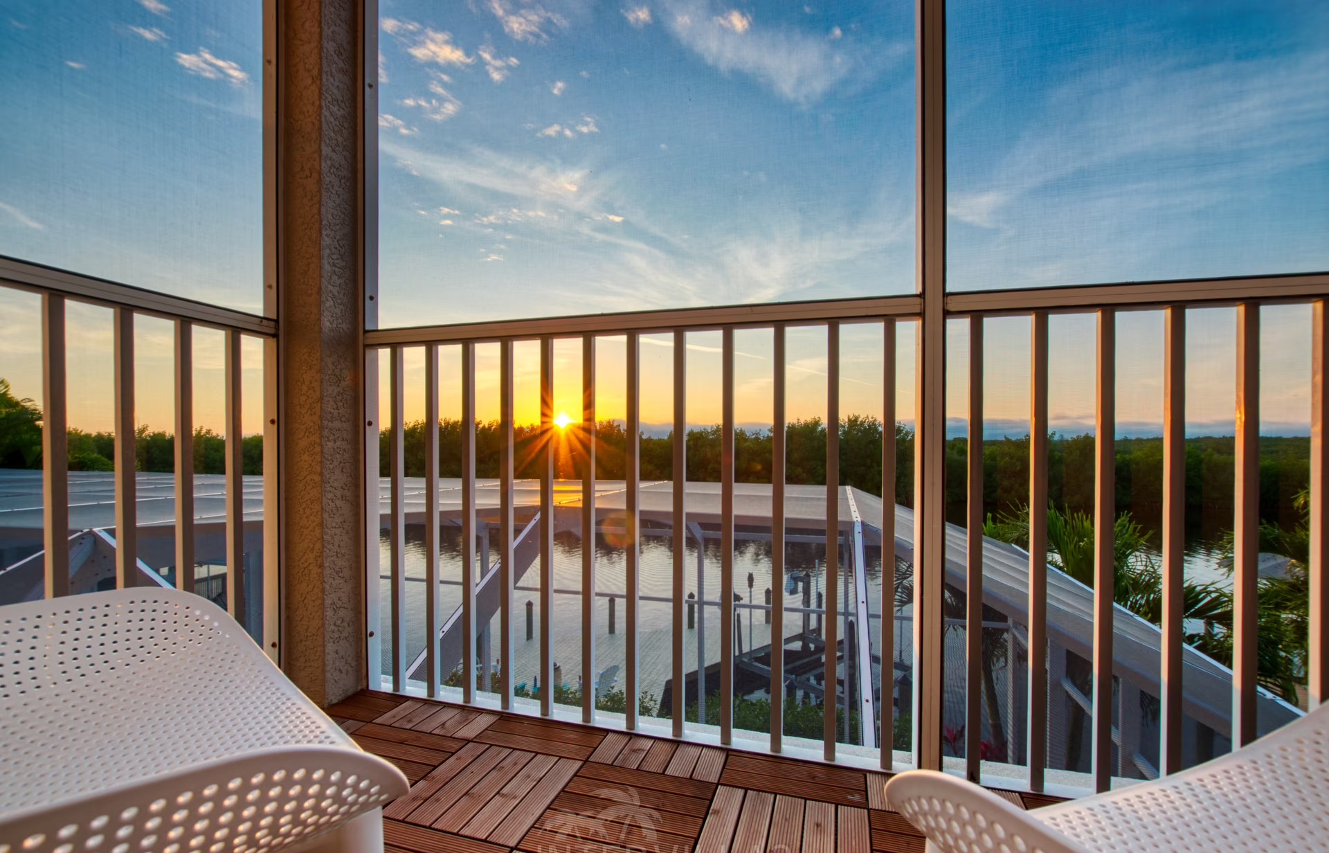 Moderne Villa am Fluss mit Salzwasserpool und Blick auf die Mangroven.