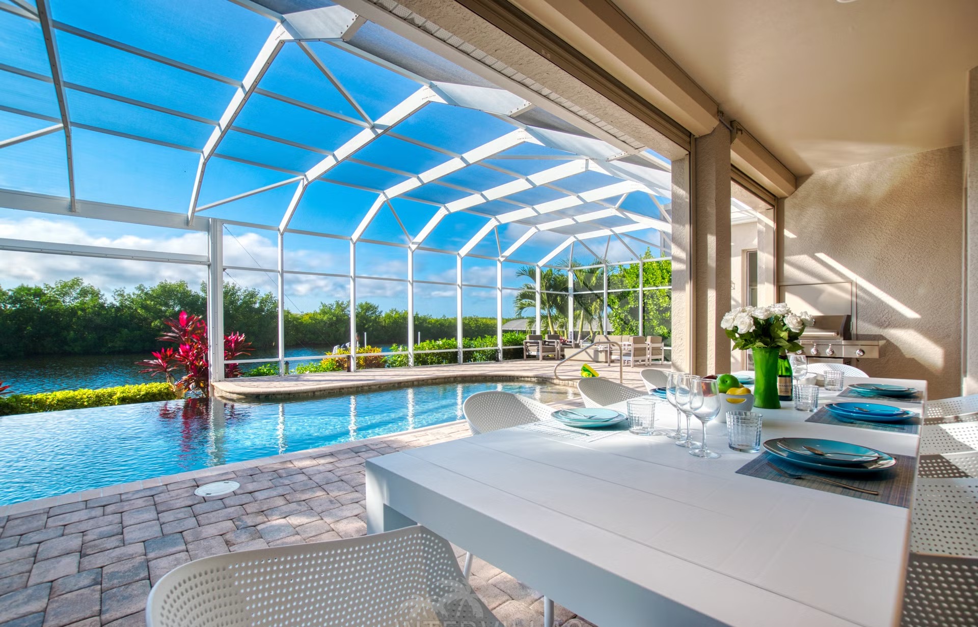 Moderner Salzwasserpool mit Blick aufs Wasser und die Mangroven.