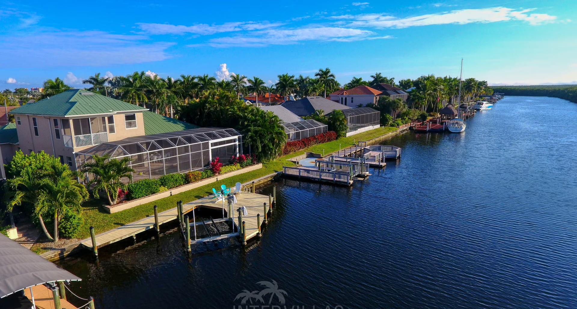 Moderne Villa am Fluss mit Salzwasserpool und Blick auf Mangroven.