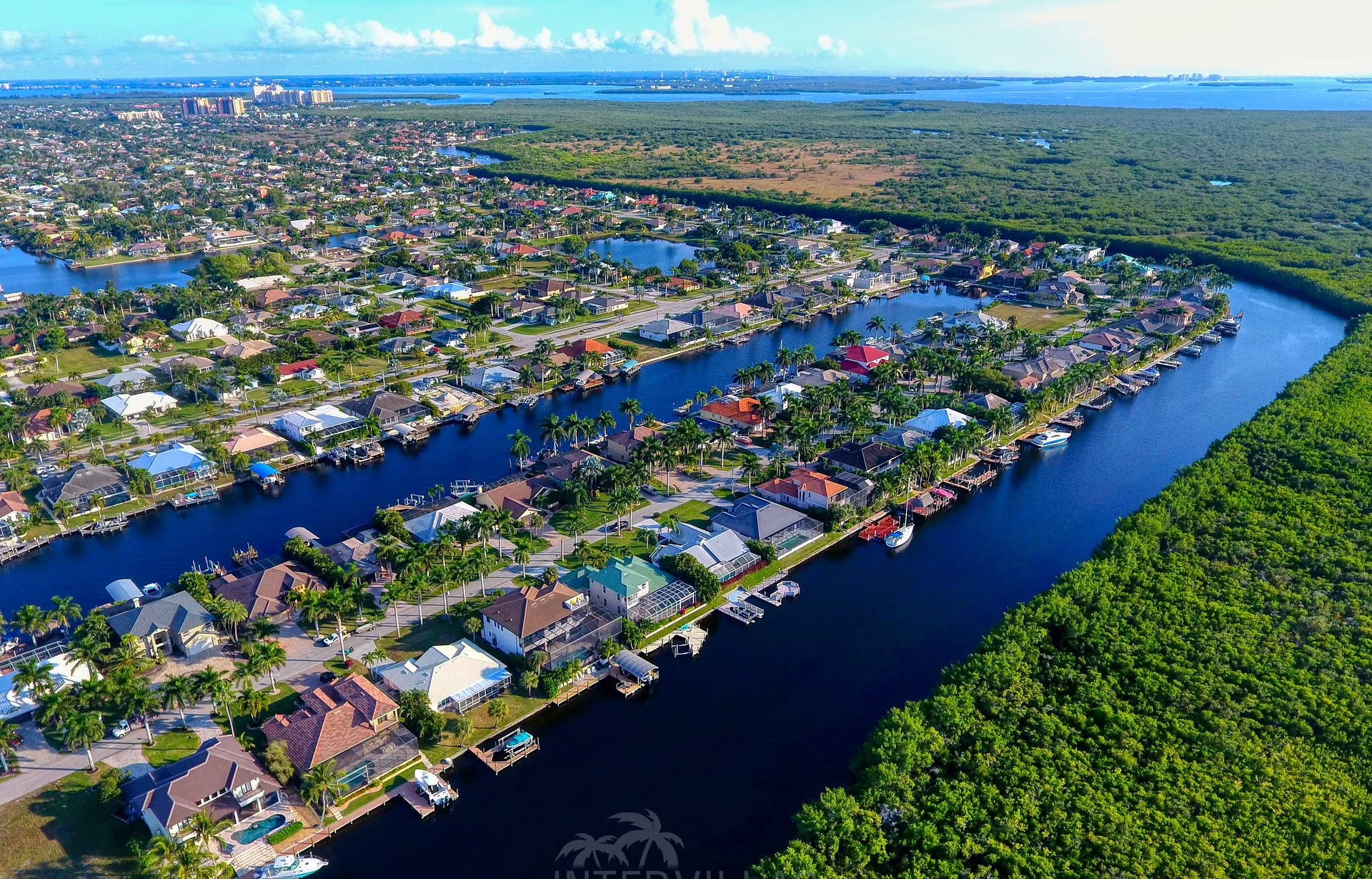Moderne Villa am Fluss mit Salzwasserpool und Blick auf Mangroven.