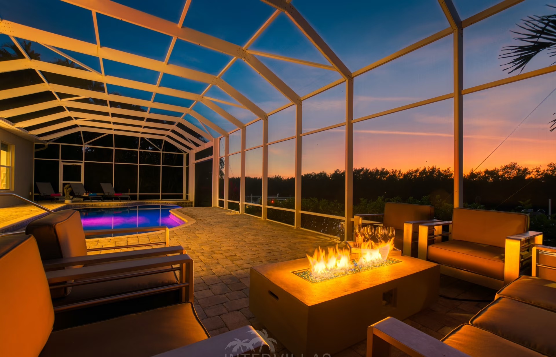 Salzwasserpool mit Liegen und Blick aufs Wasser
