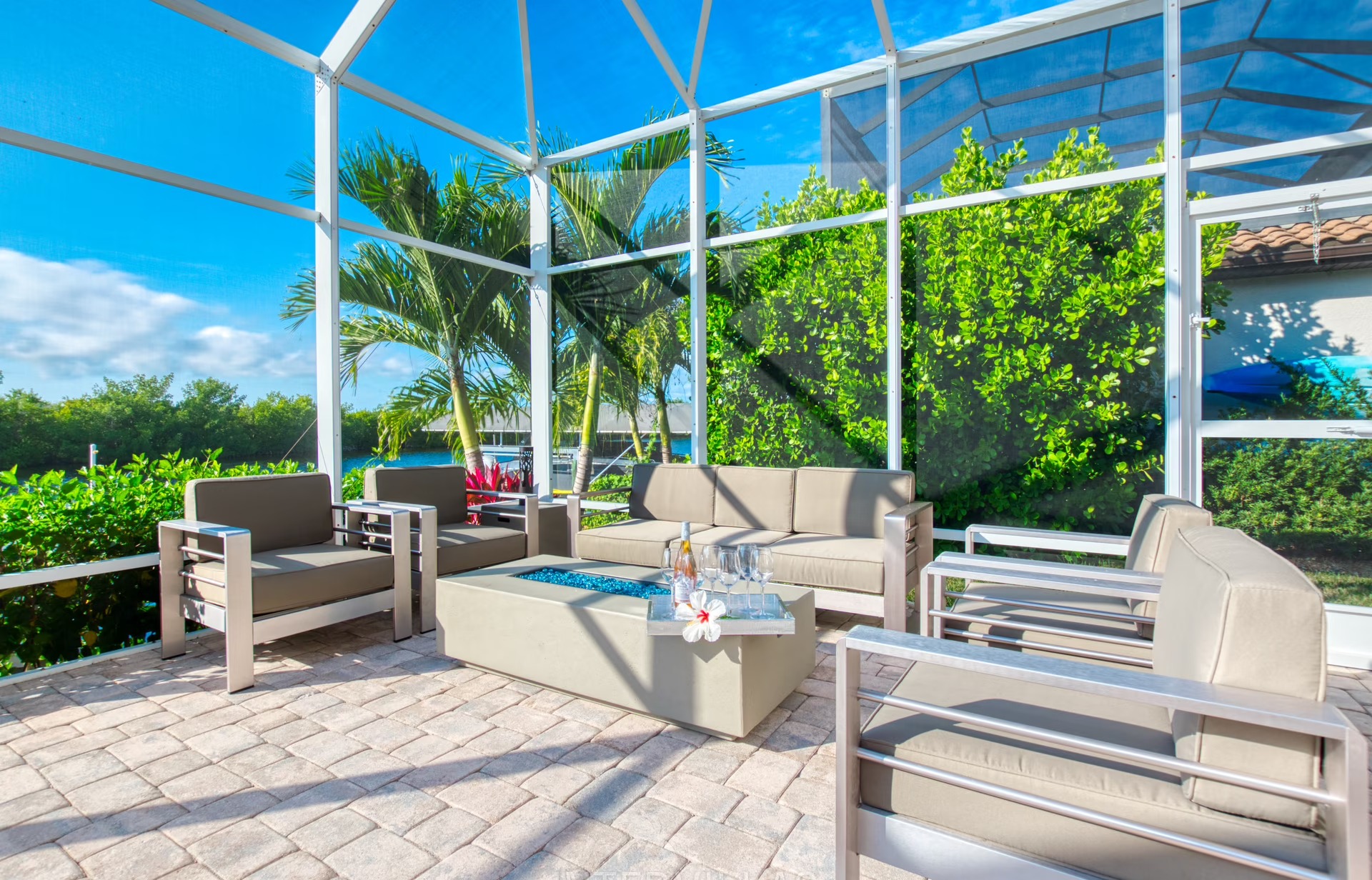 Moderne Villa am Fluss mit Salzwasserpool und Blick auf die Mangroven.