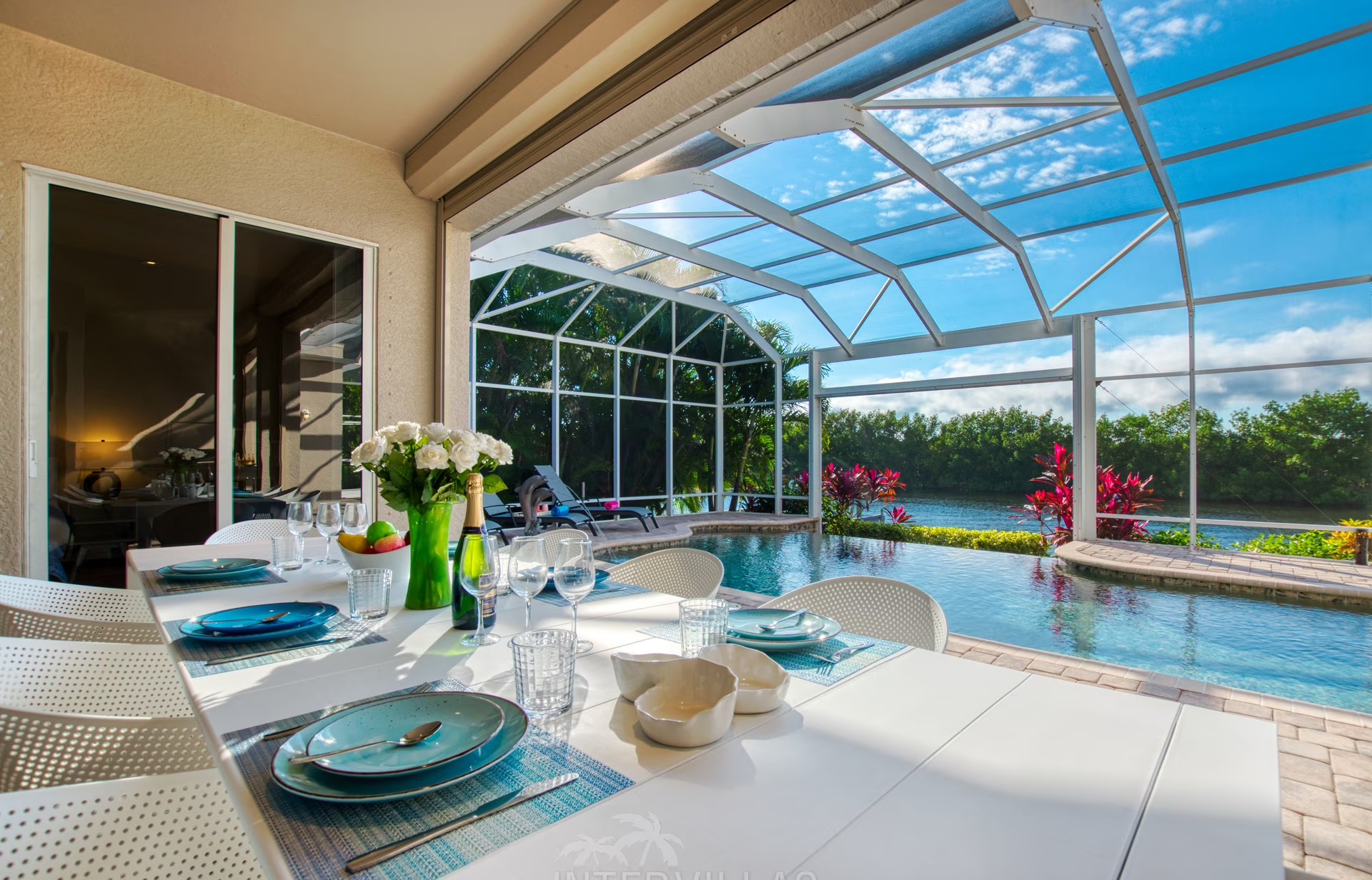 Moderne Villa am Wasser mit Blick auf Mangroven und privatem Salzwasserpool.