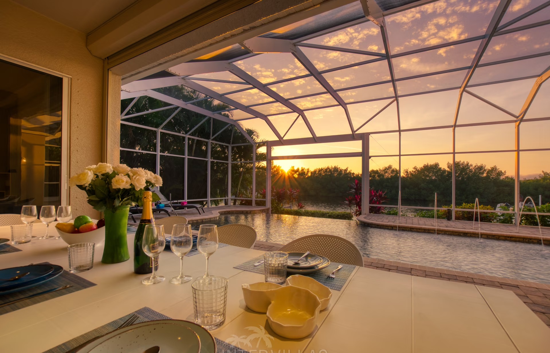 Moderne Villa am Fluss mit Salzwasserpool und Blick auf die Mangroven.