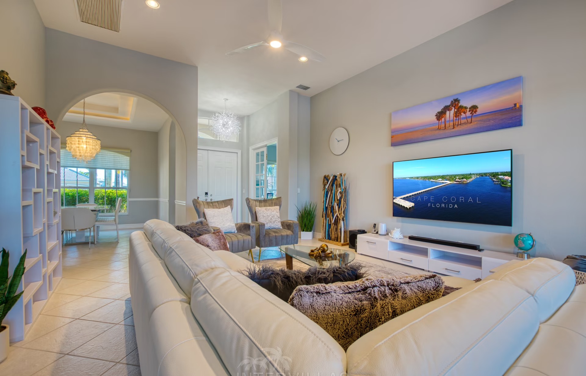 Moderne Villa am Fluss mit Salzwasserpool und Blick auf die Mangroven.