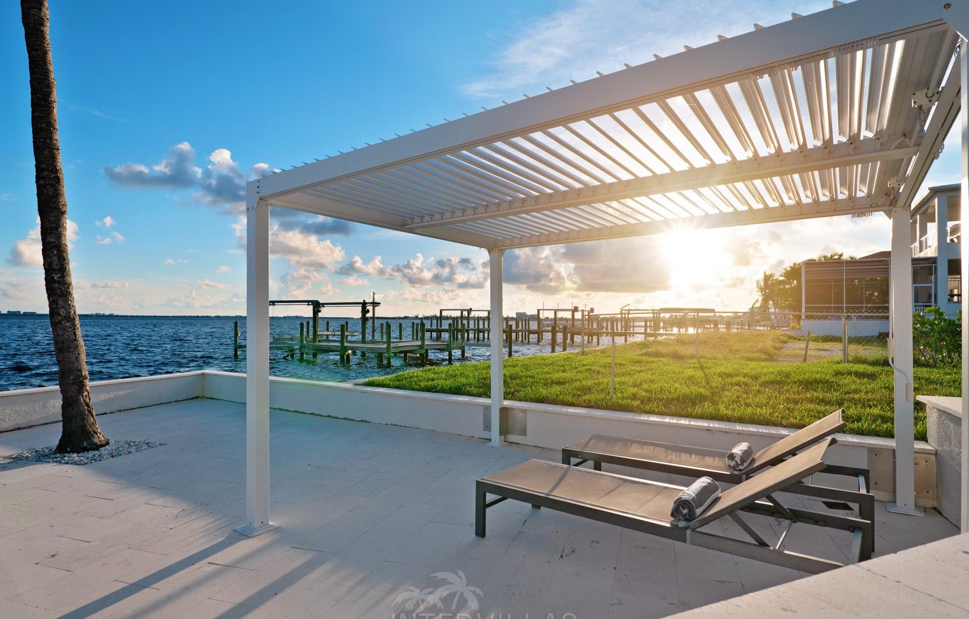 Renovierte Waterfront-Villa in Cape Coral mit beheiztem Salzwasserpool und privatem Bootsdock.