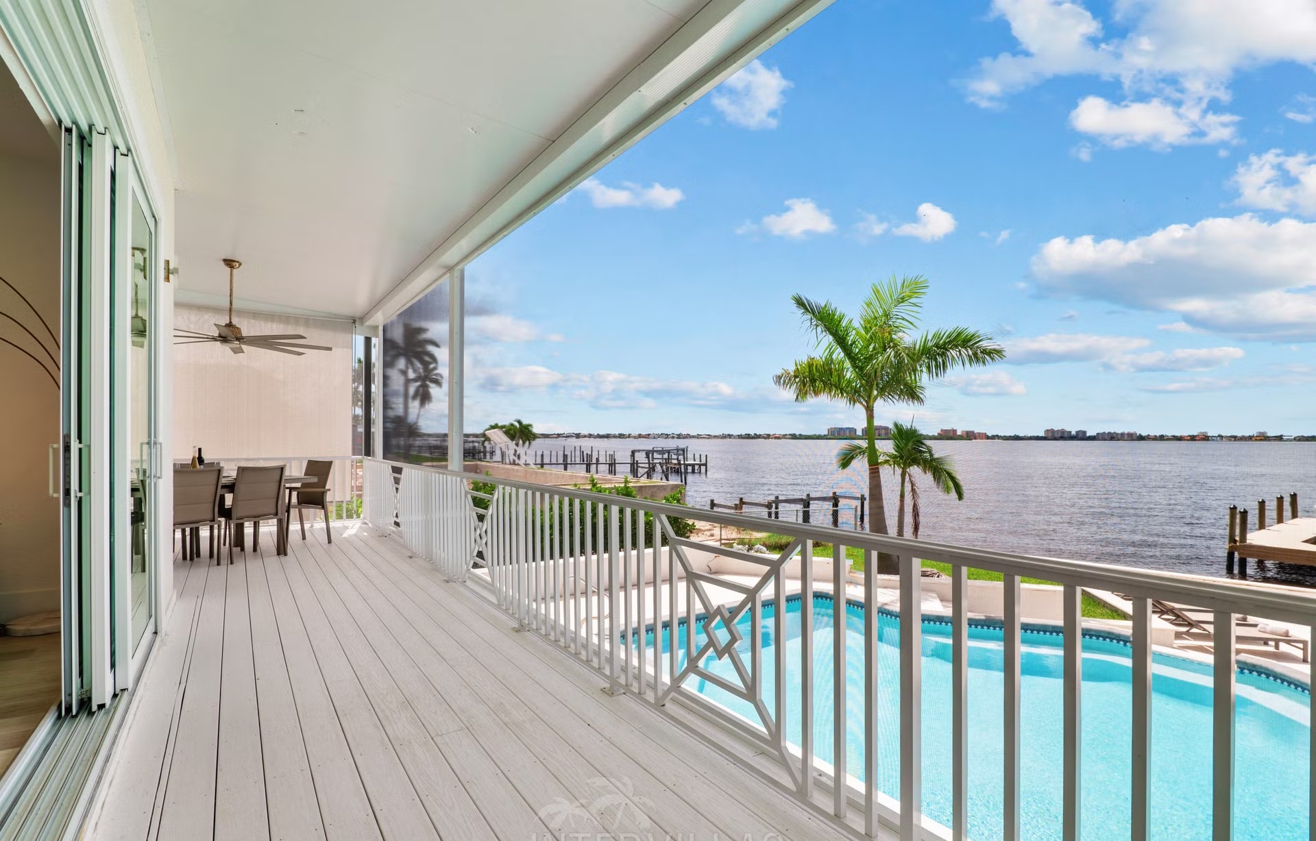 Beheizter Salzwasserpool mit Blick auf den Fluss und Bootsdock.