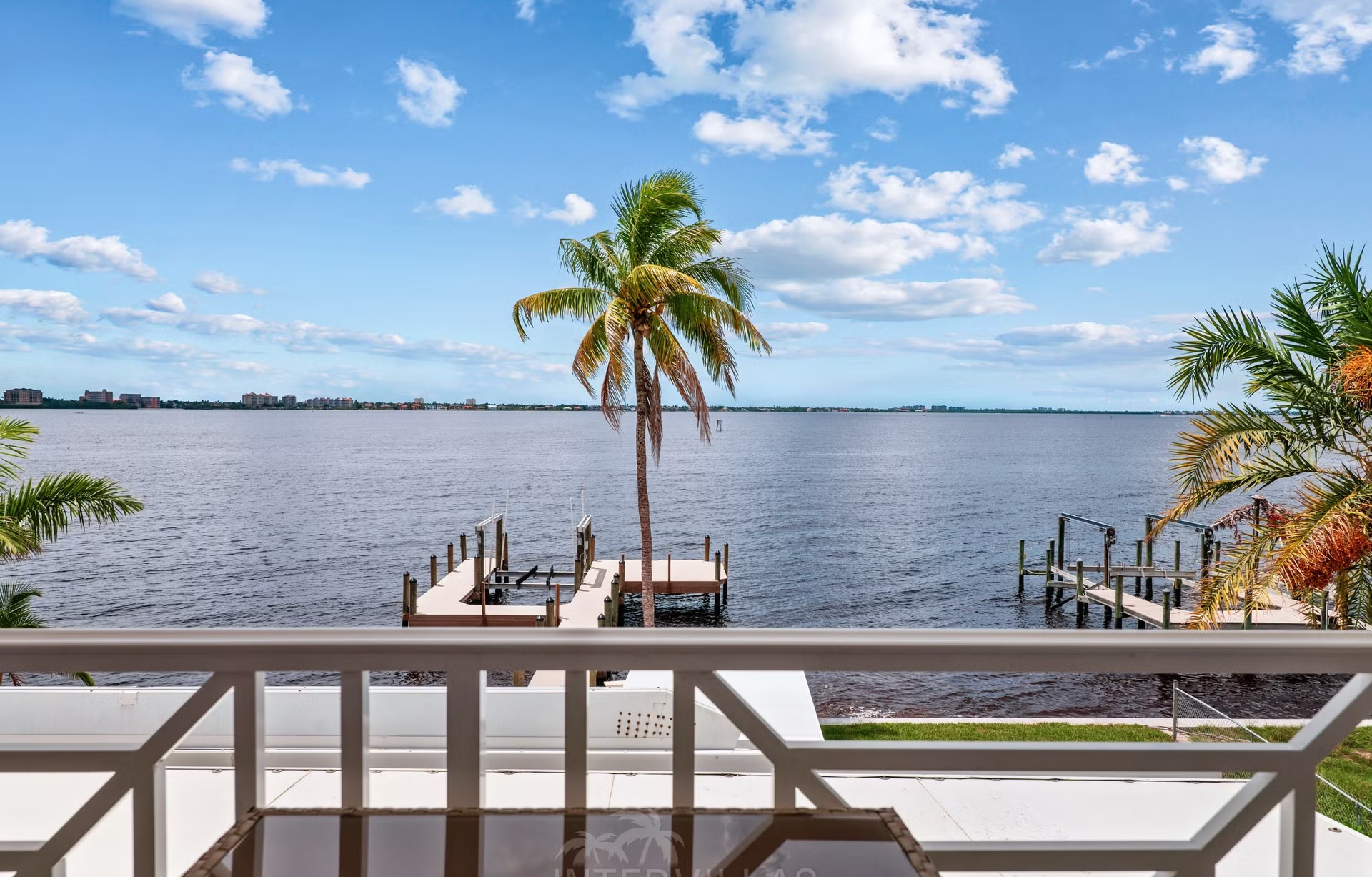 Beheizter Salzwasserpool mit Blick aufs Wasser und Bootsdock.