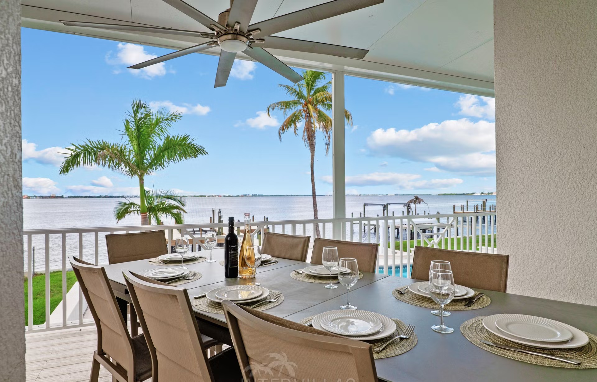 Renovierte Waterfront-Villa mit beheiztem Salzwasserpool und privatem Bootsdock am Fluss.