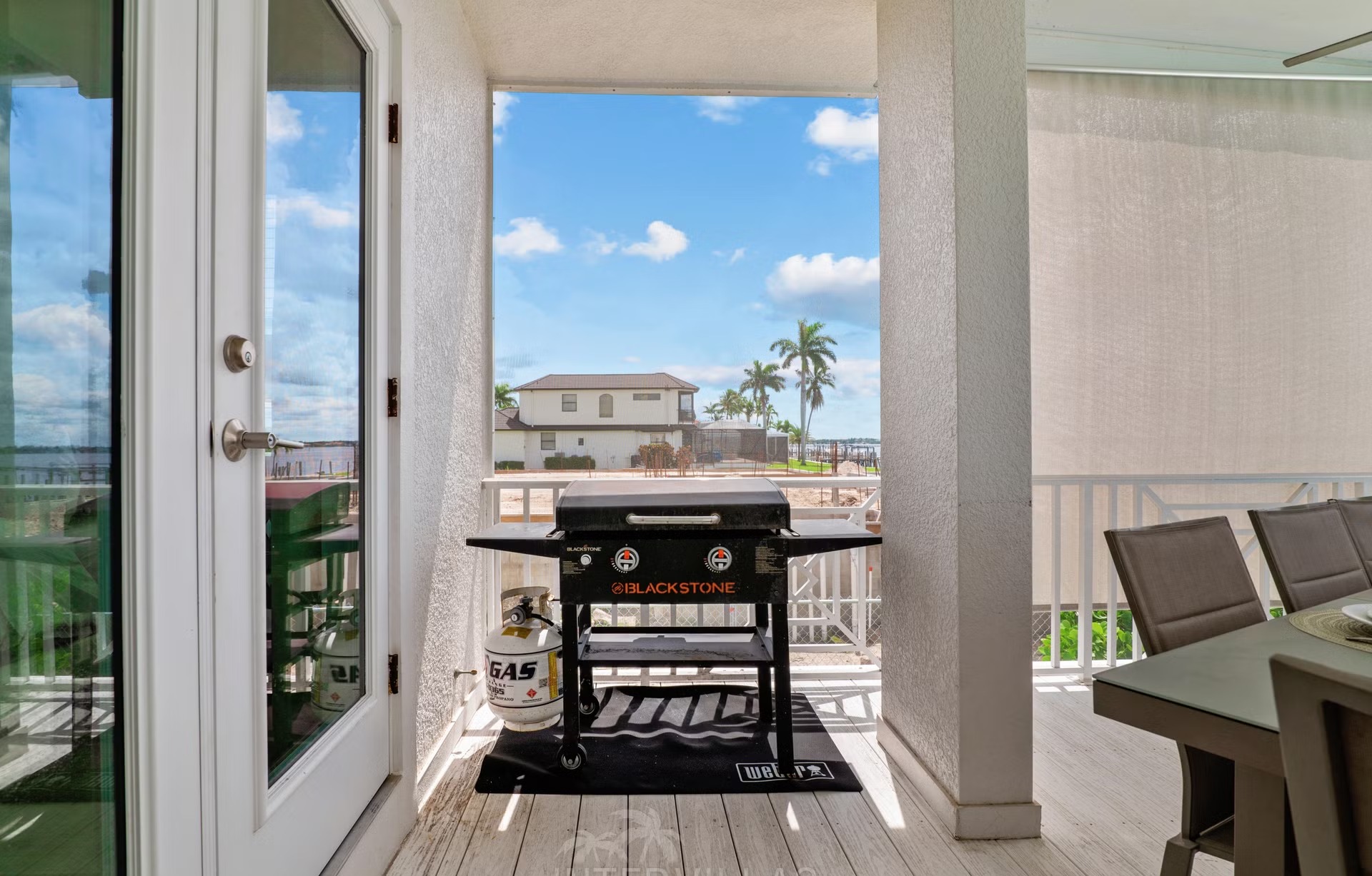 Beheizter Salzwasserpool mit Liegen und Blick auf den Fluss.