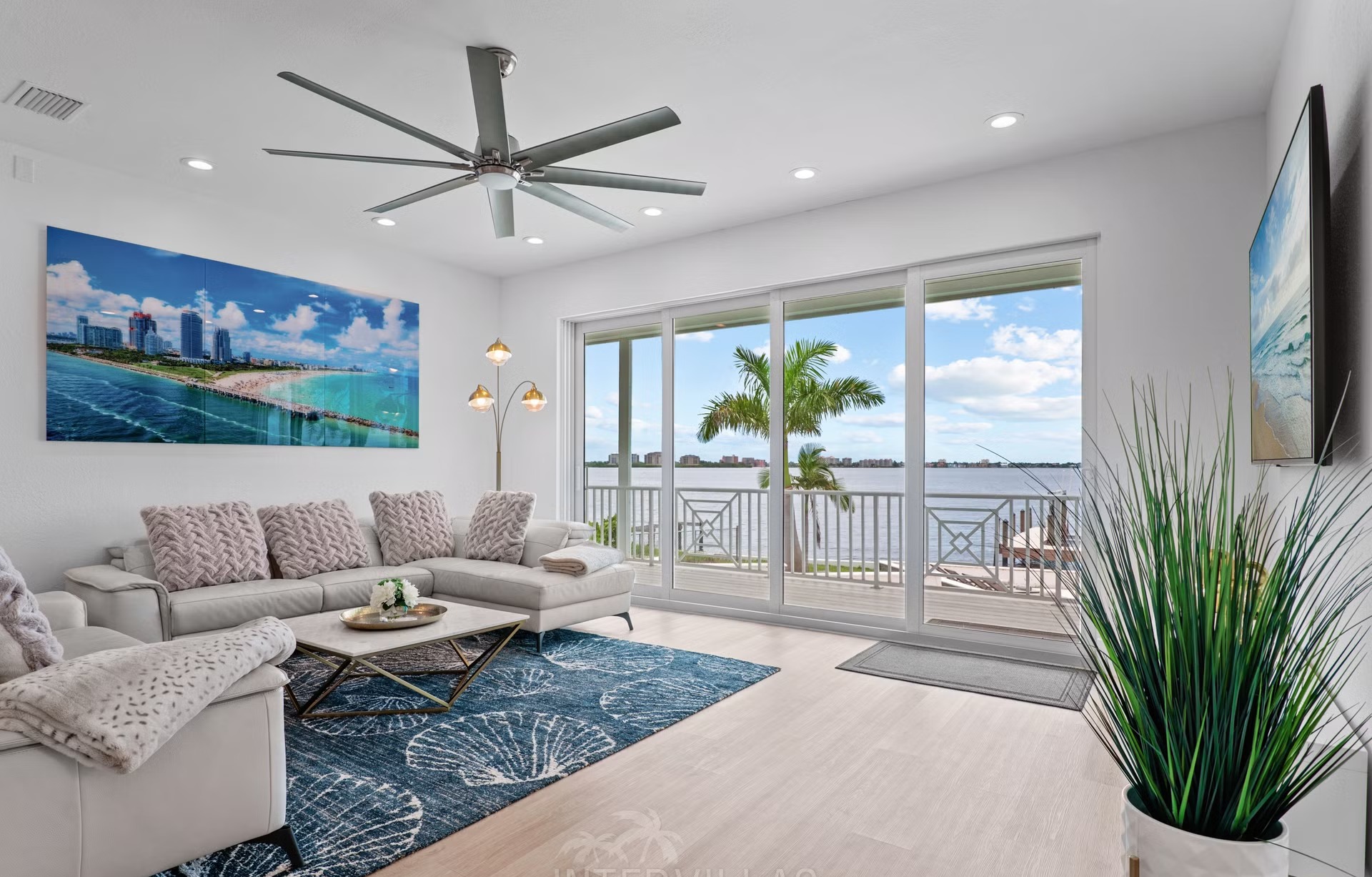 Beheizter Salzwasserpool mit Liegen und Blick auf den Fluss.