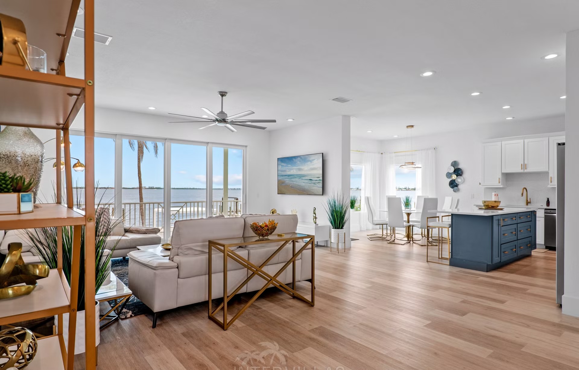 Renovierte Waterfront-Villa in Cape Coral mit beheiztem Salzwasserpool und Bootsdock am Fluss.